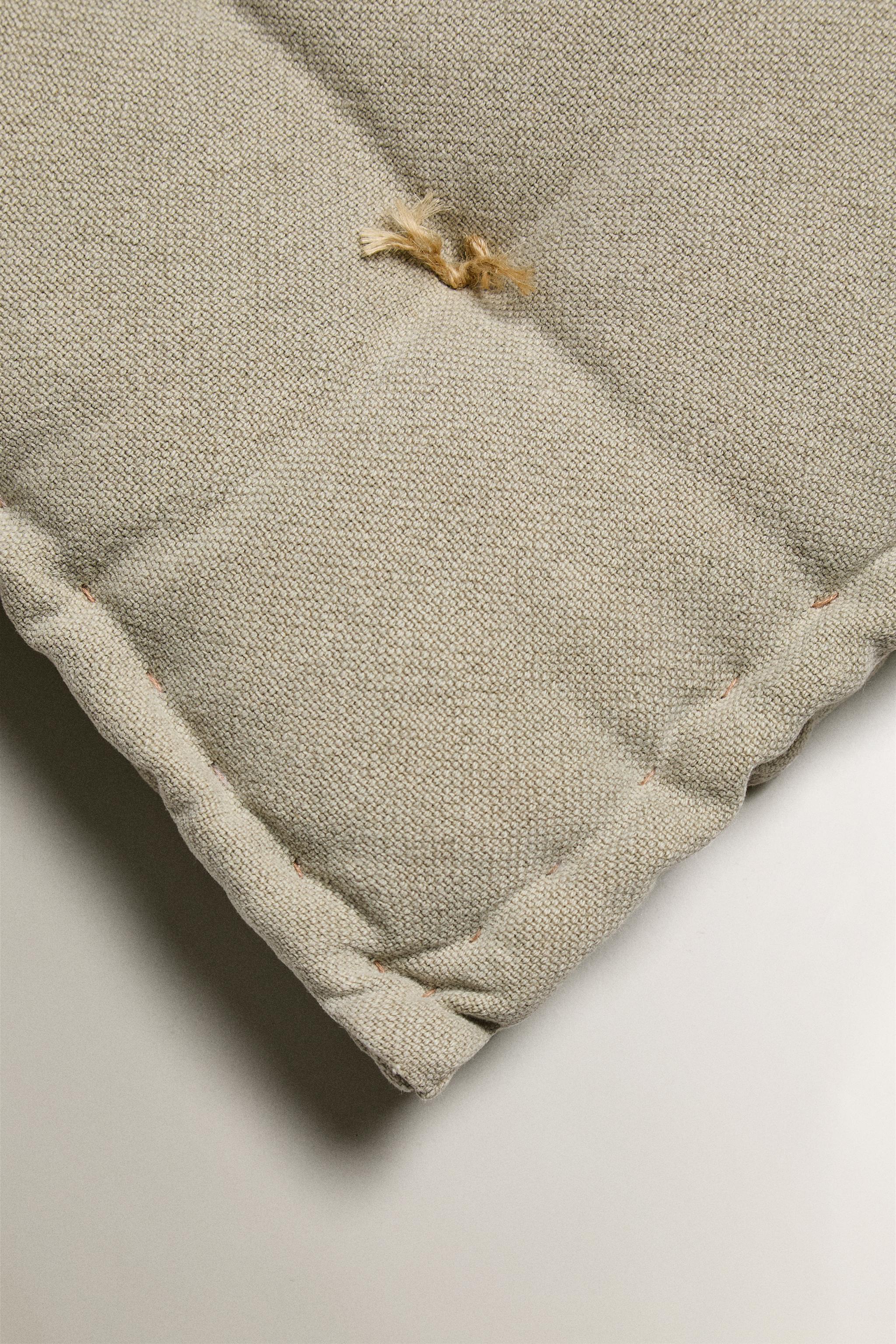 SEAT CUSHION WITH TOPSTITCHING