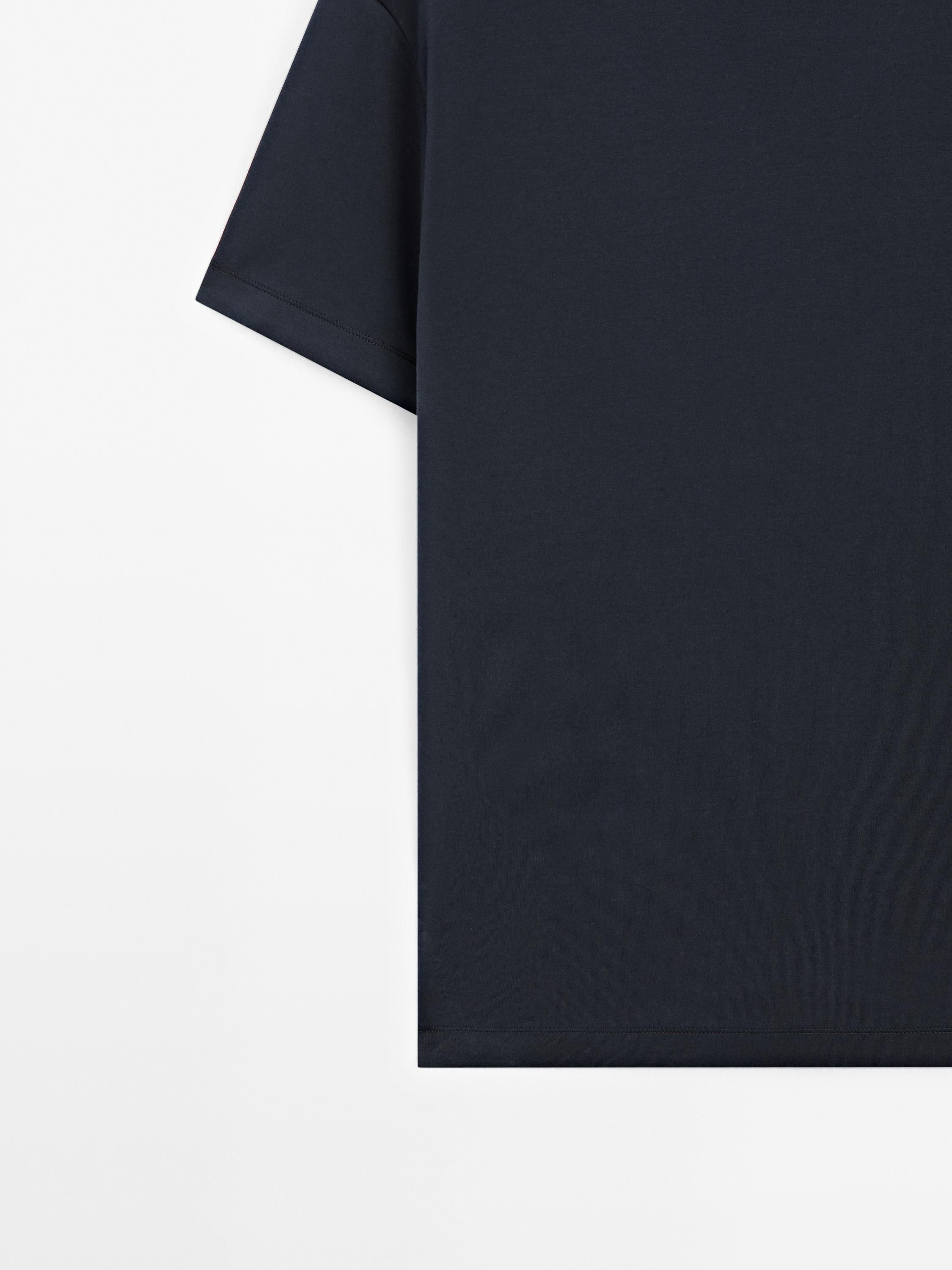 Short-sleeve T-shirt with contrast topstitching