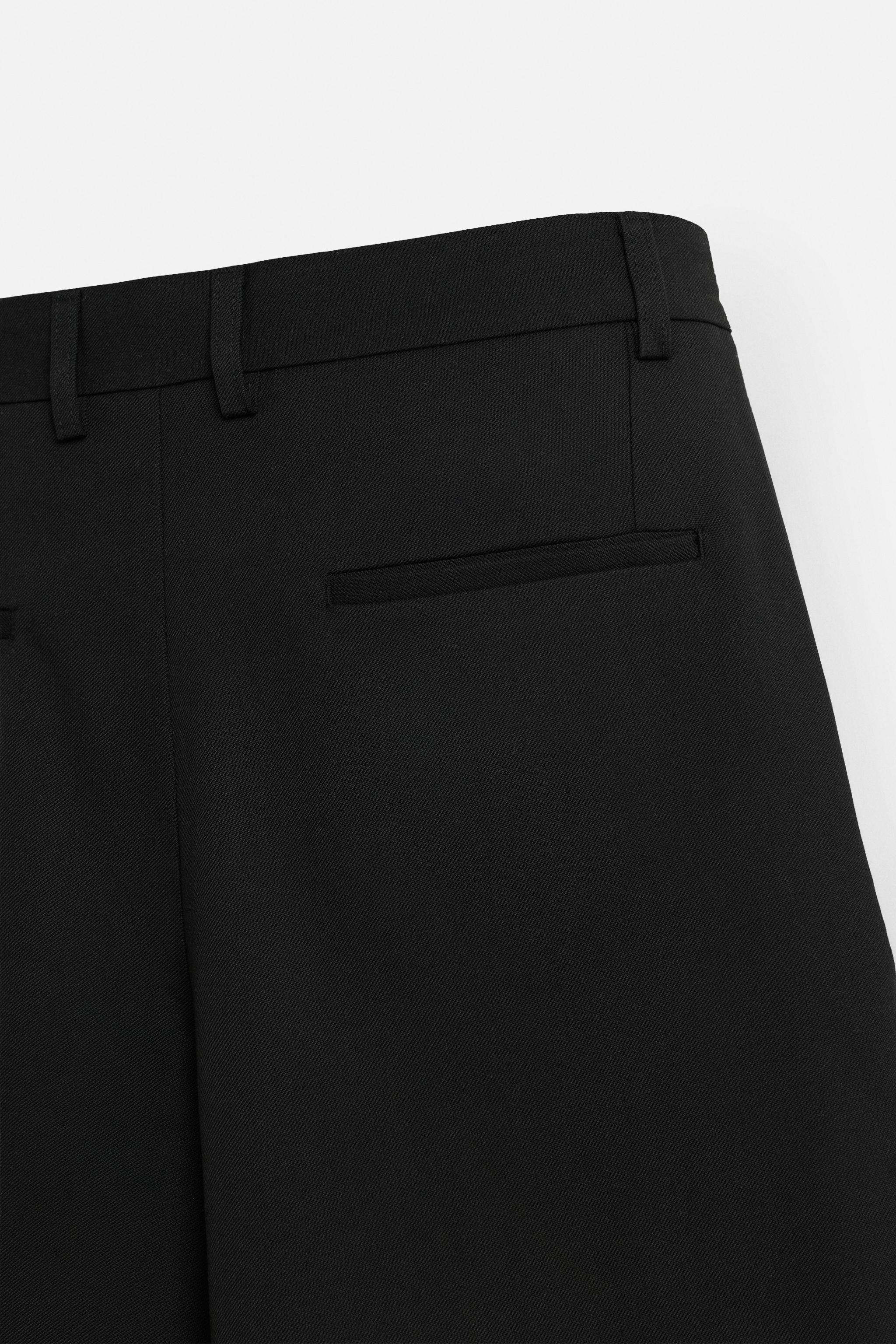 PLEATED RELAXED FIT SHORTS