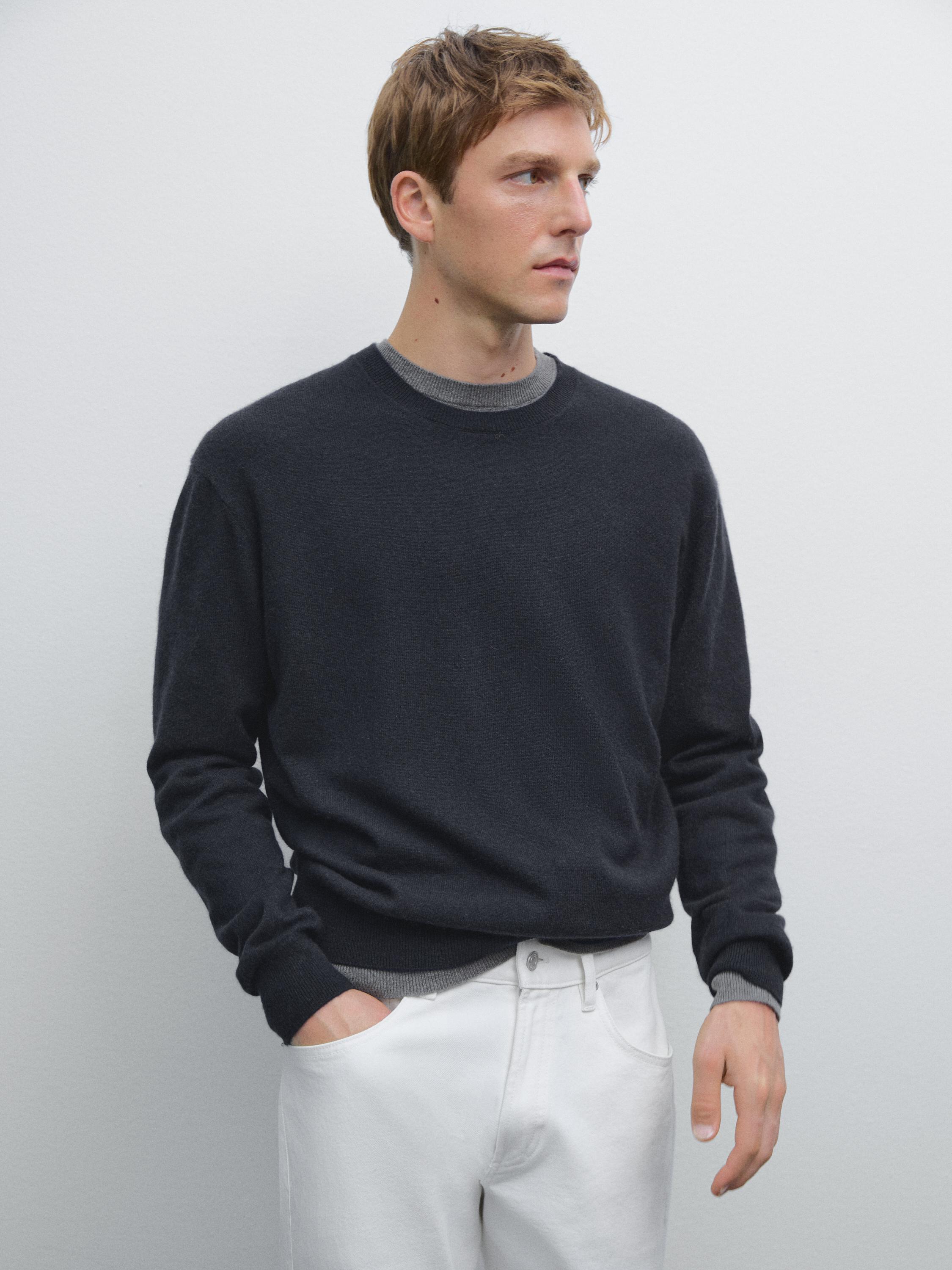 Cashmere knit sweater with a crew neck