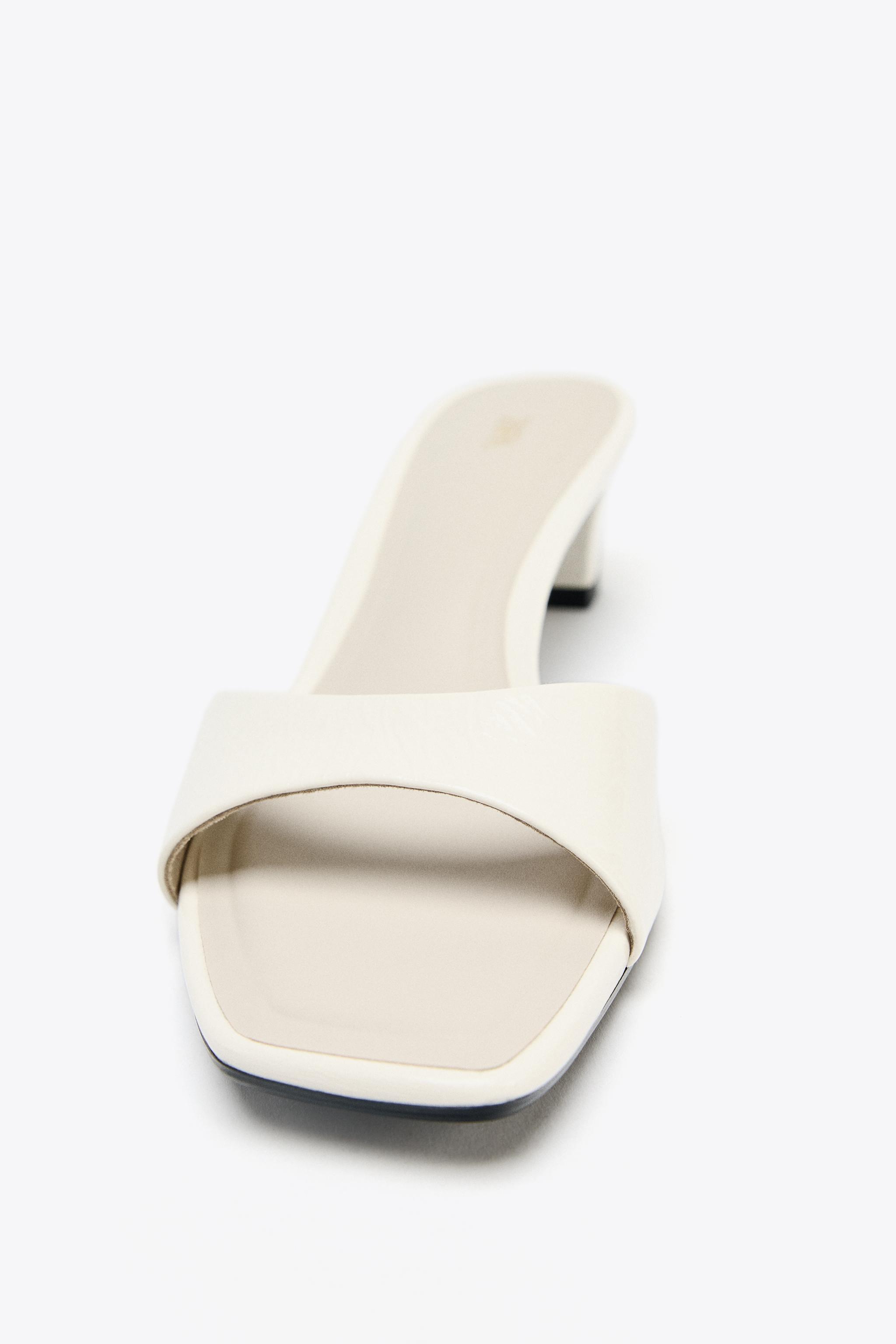 LOW HEELED LEATHER SANDALS