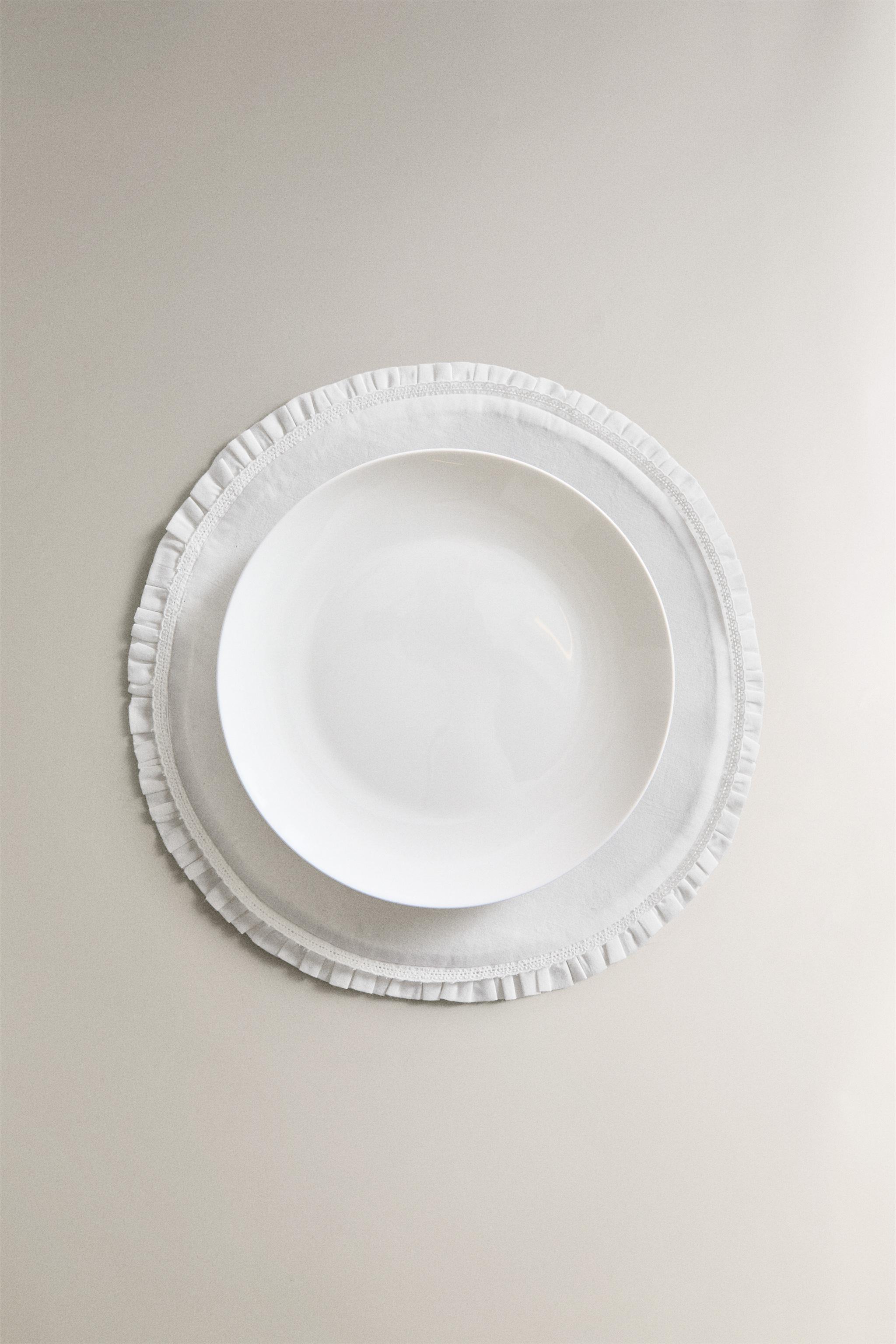 ROUND PLACEMAT WITH RUFFLE