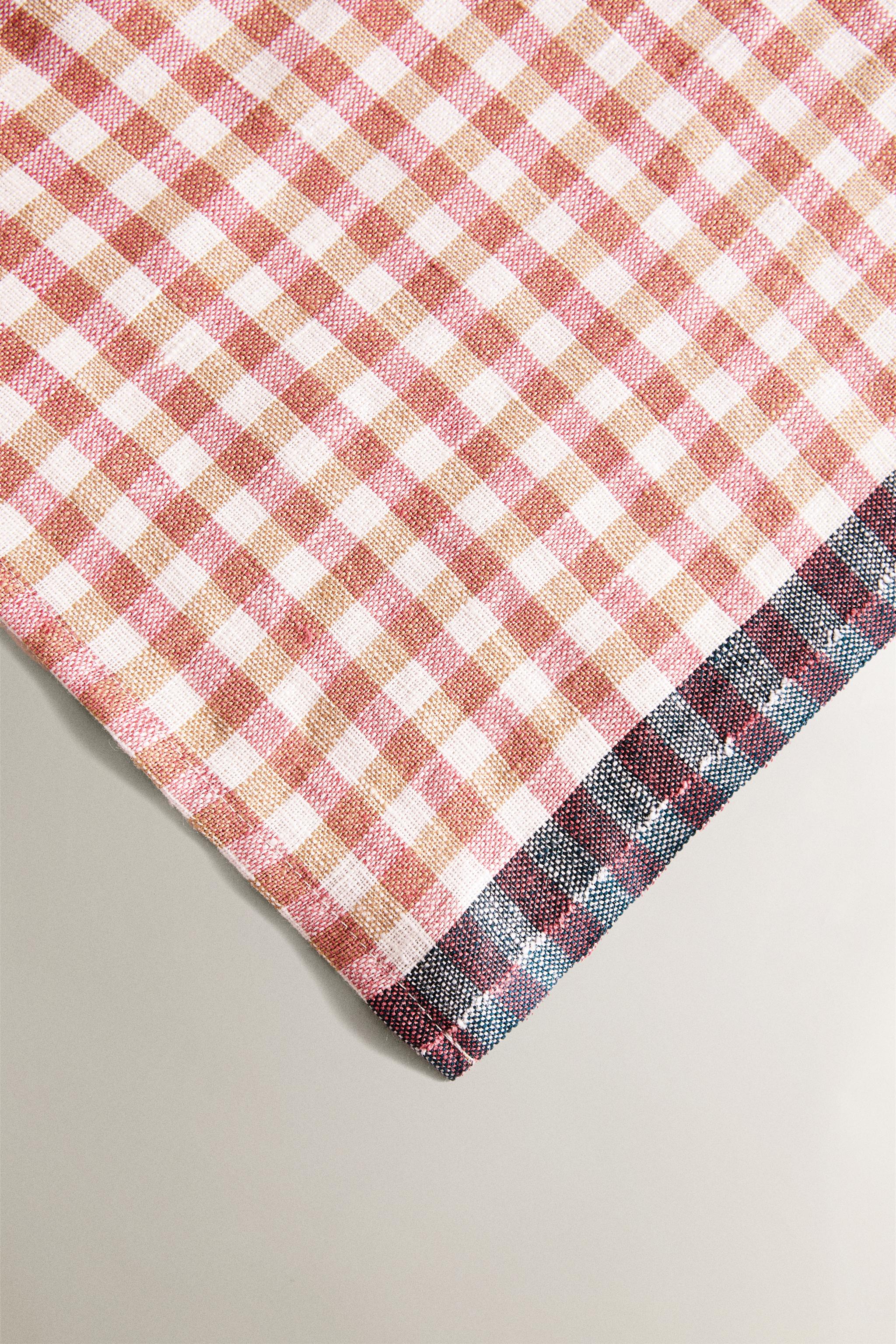 MATCHING LINEN TABLECLOTH WITH A GINGHAM DESIGN