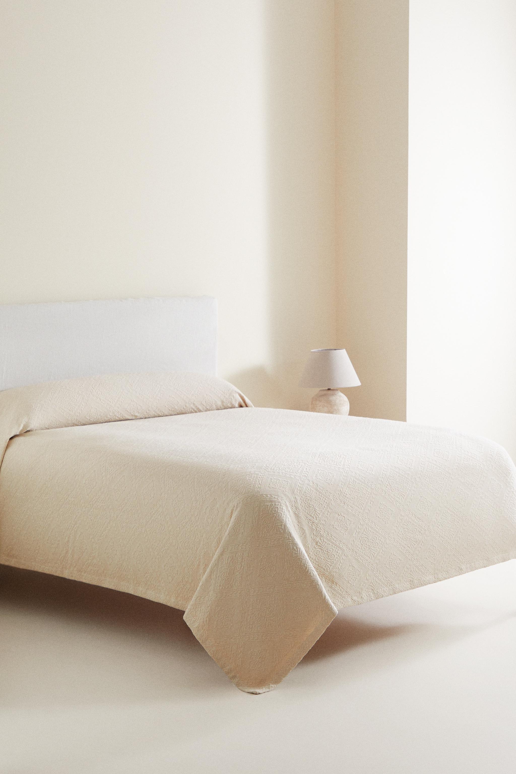 COTTON BEDSPREAD WITH A GEOMETRIC DESIGN