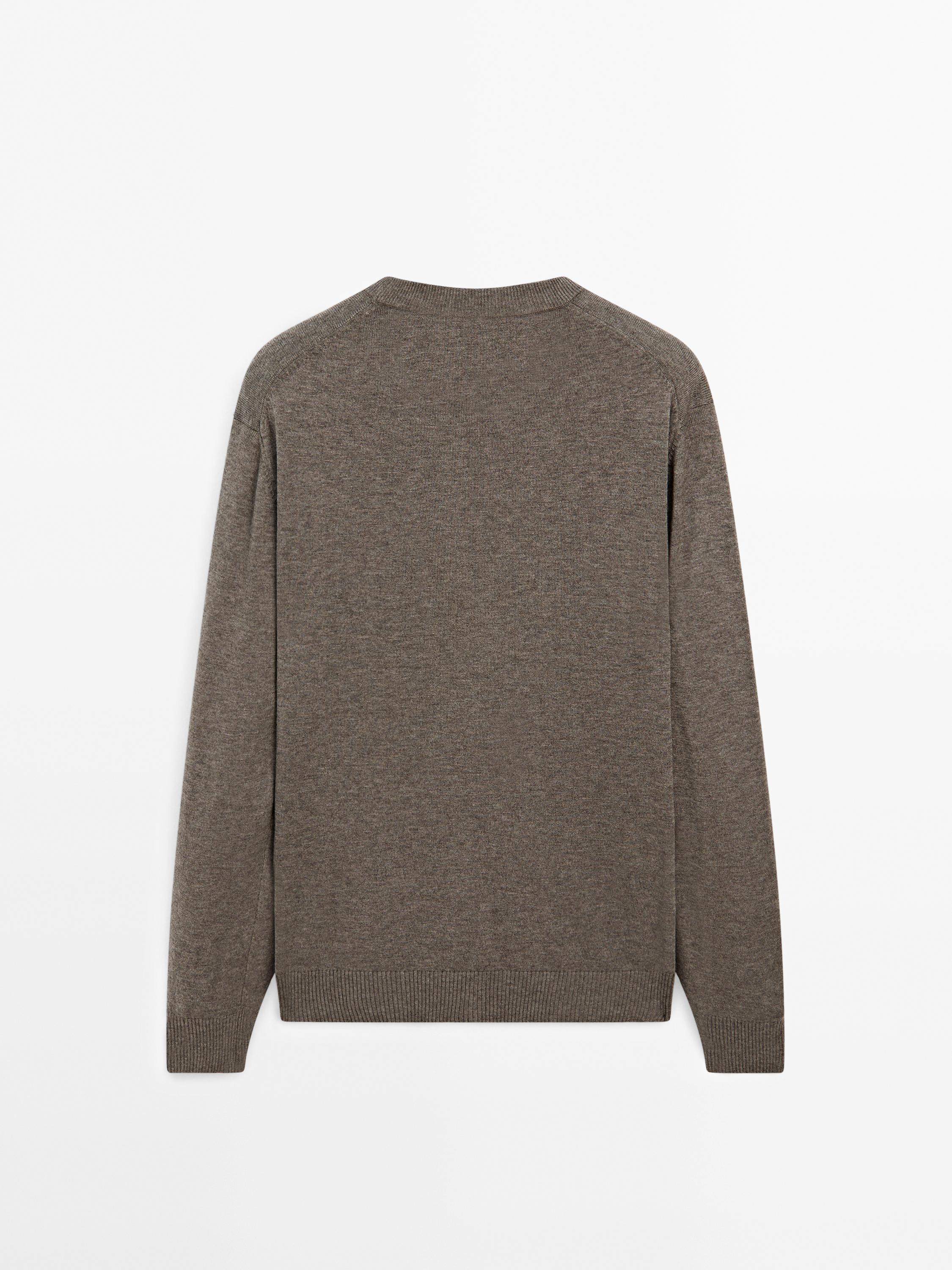Crew neck knit sweater