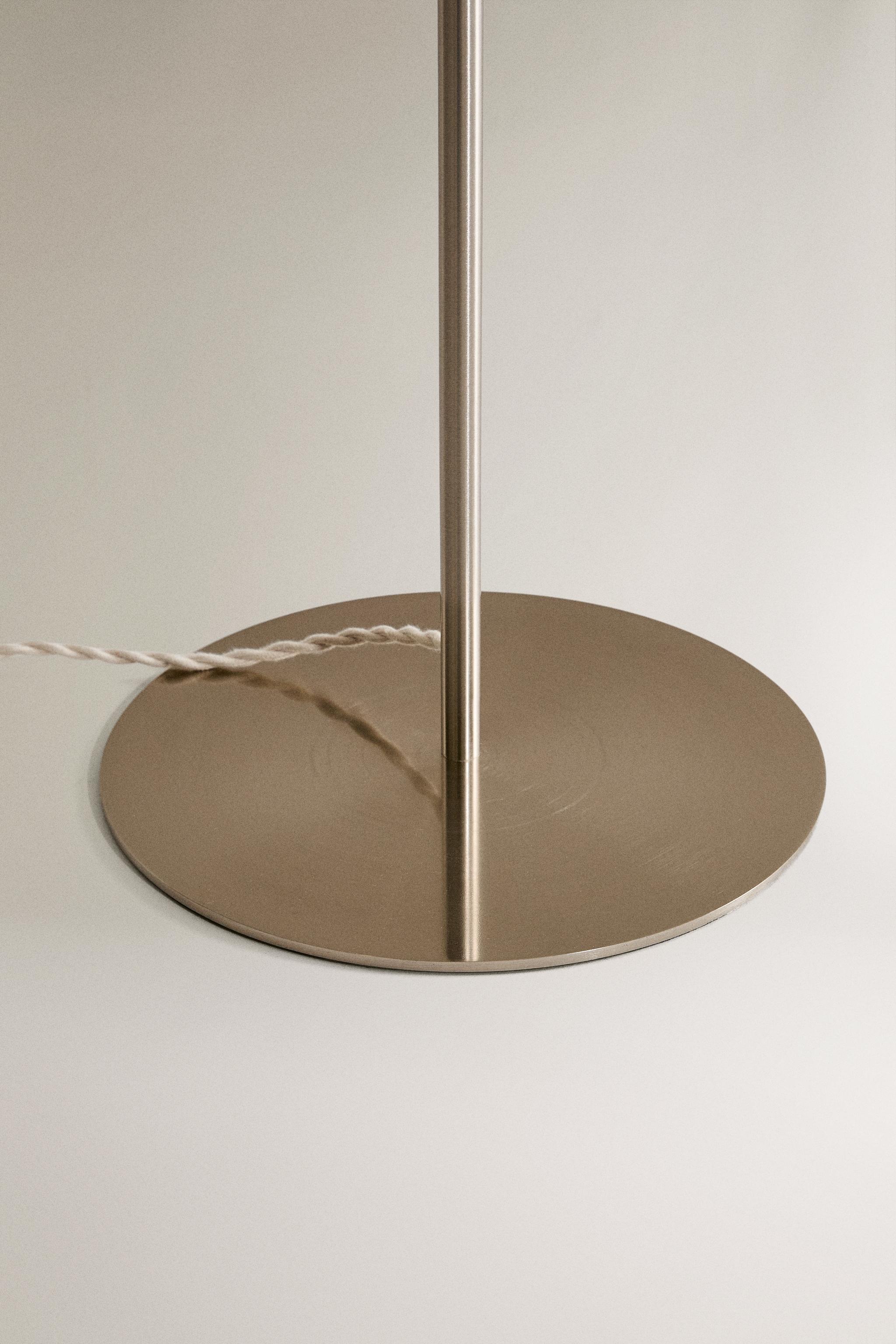 EXTENDABLE METAL FLOOR LAMP