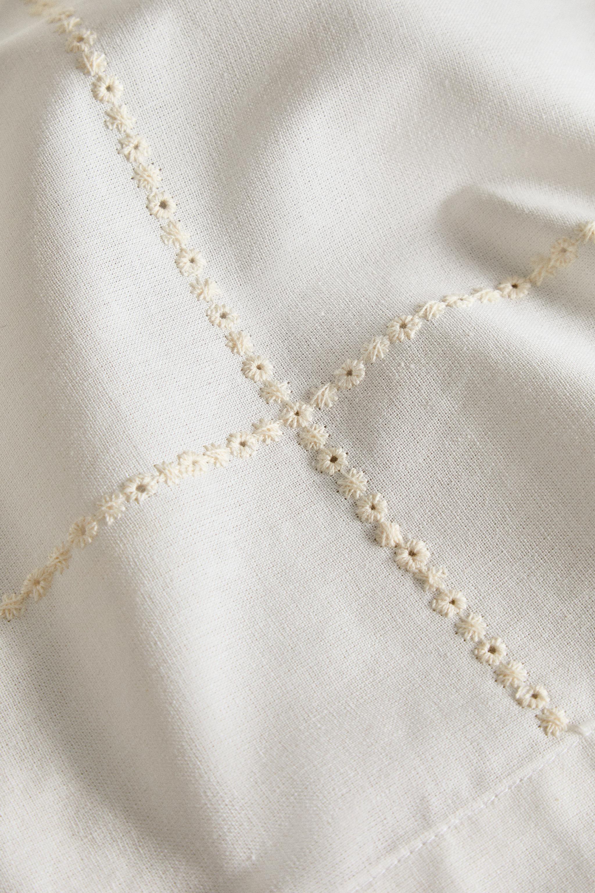 EMBROIDERED INSERT WITH FLORAL EMBROIDERY