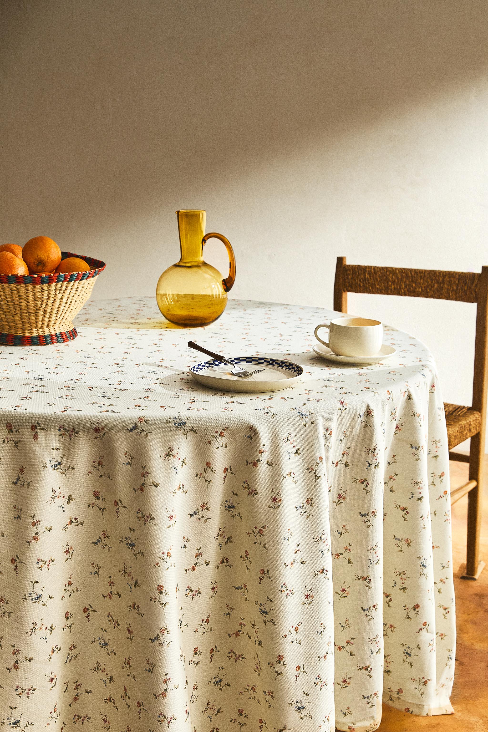 SMALL FLORAL PRINT TABLECLOTH