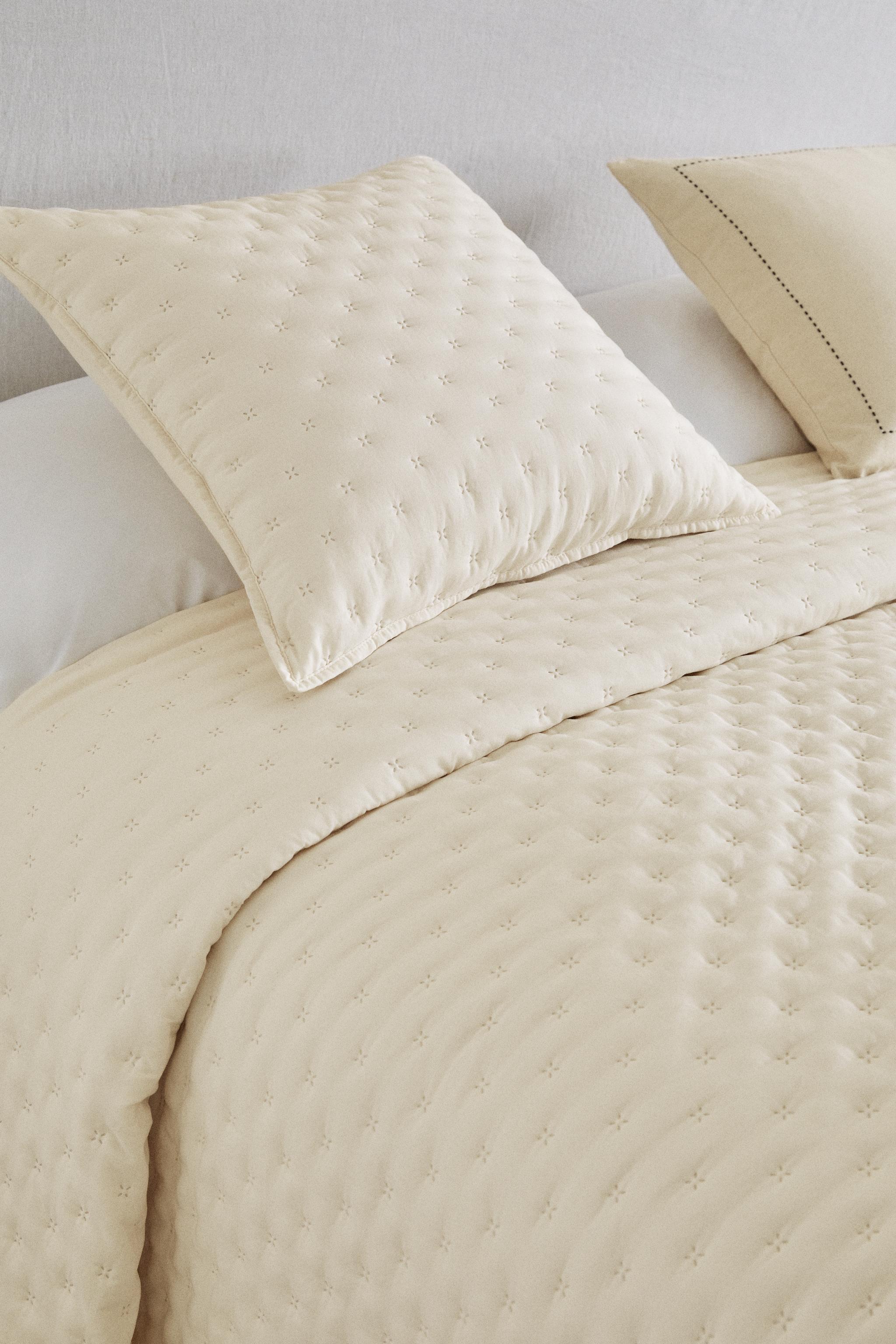 QUILTED QUILT WITH DOTS