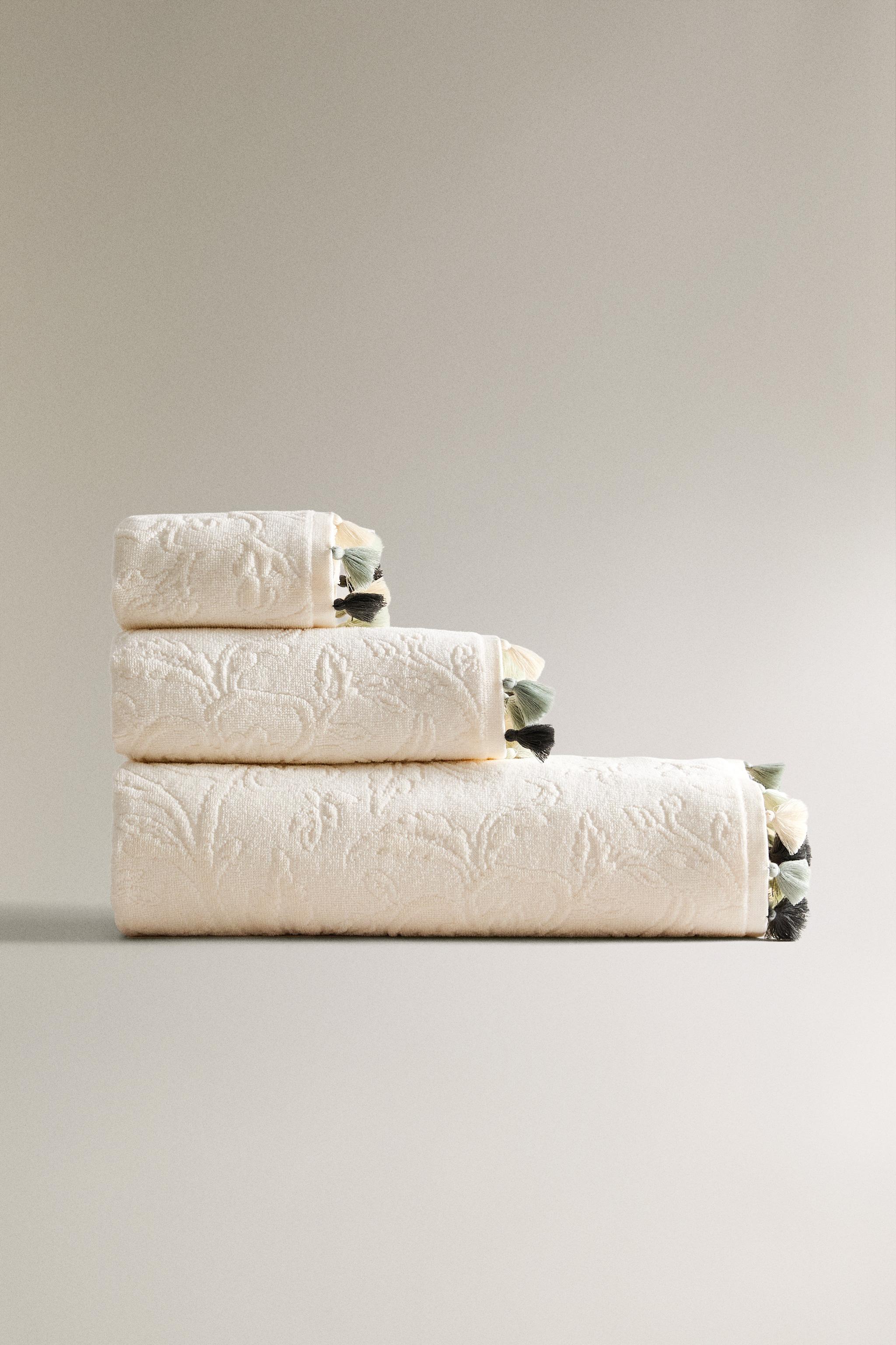 JACQUARD POMPOM BATH TOWEL