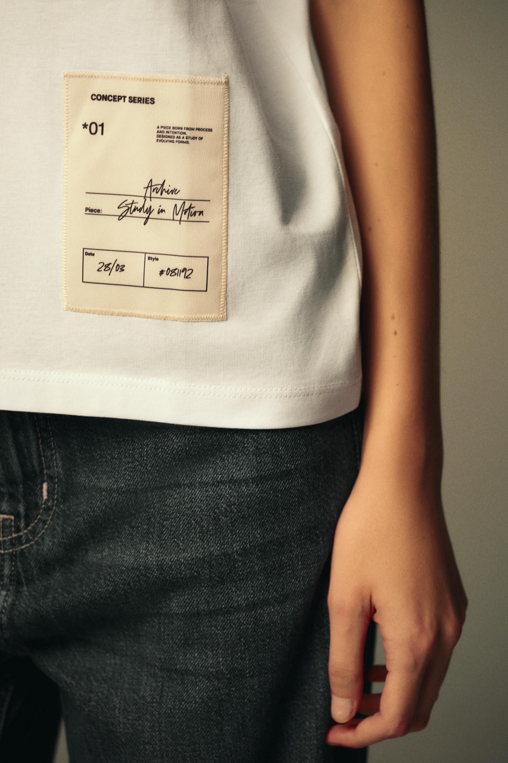 REGULAR FIT LABEL T-SHIRT