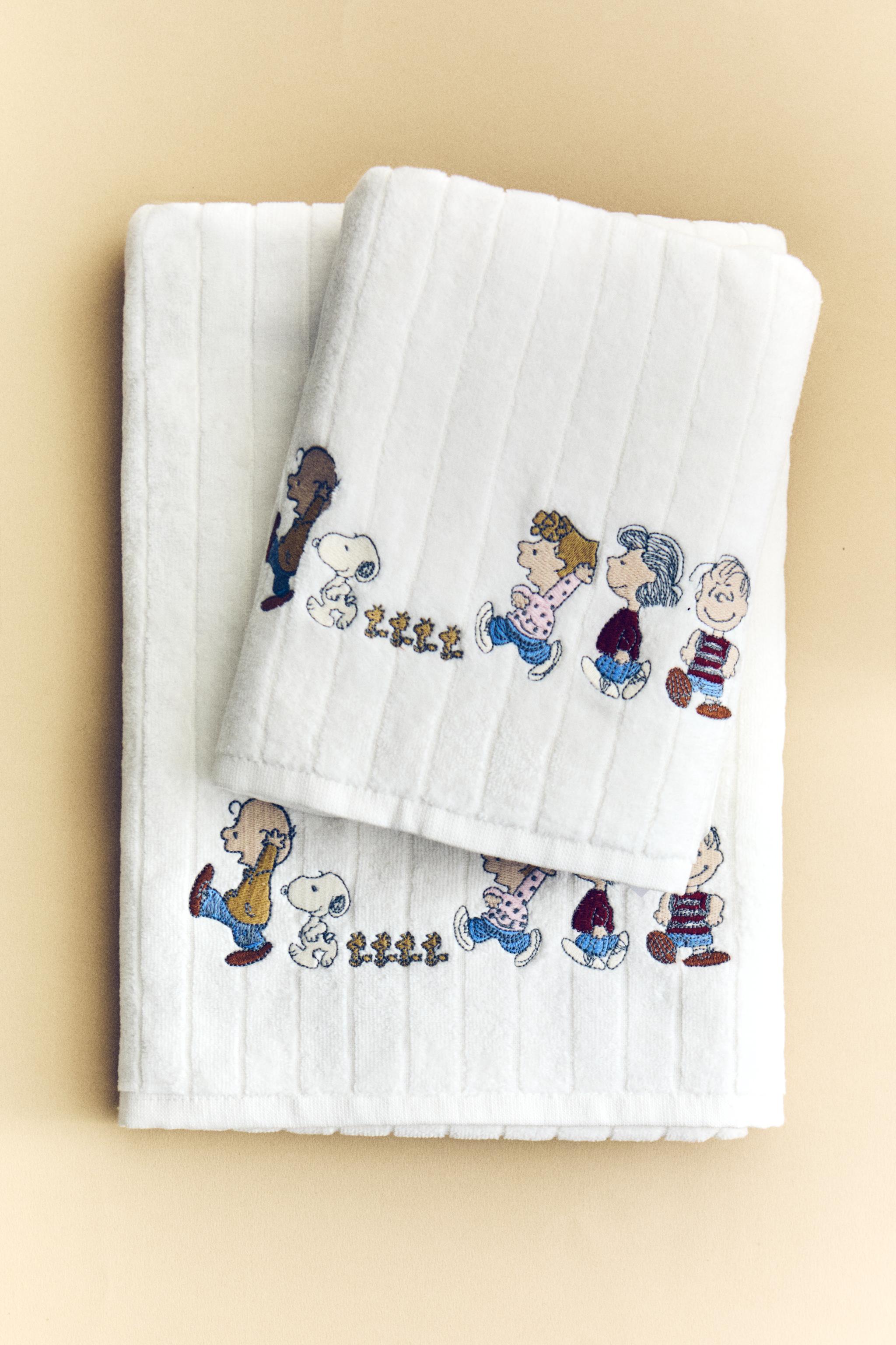 CHILDREN’S VELOUR PEANUTS™ BATH TOWEL