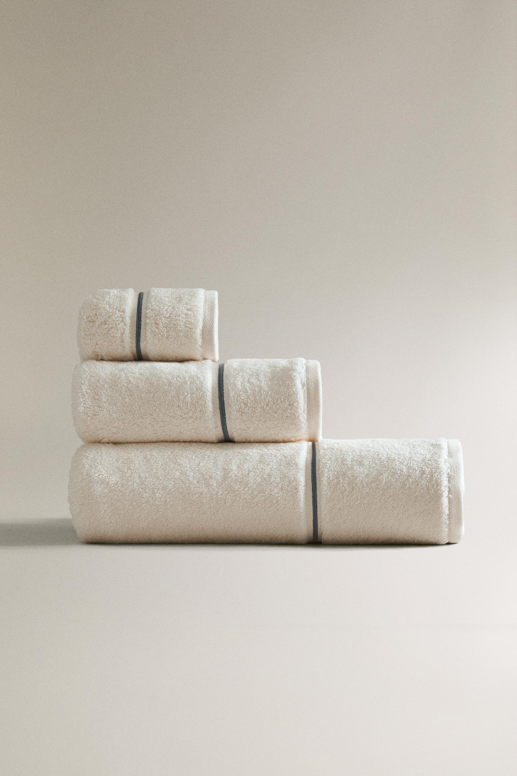 EMBROIDERED TRIM BATH TOWEL