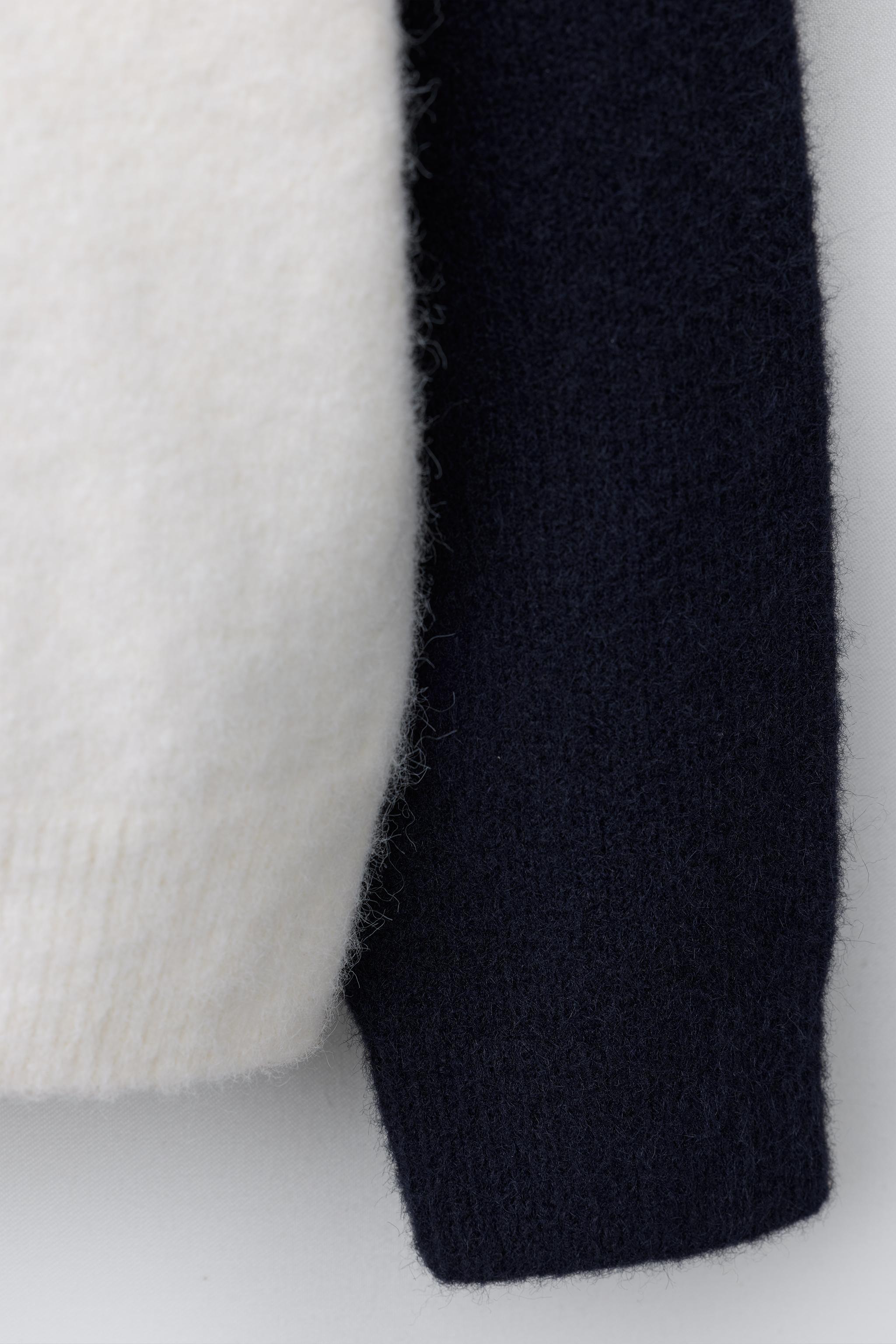 CONTRAST SLEEVE TEXT SWEATER