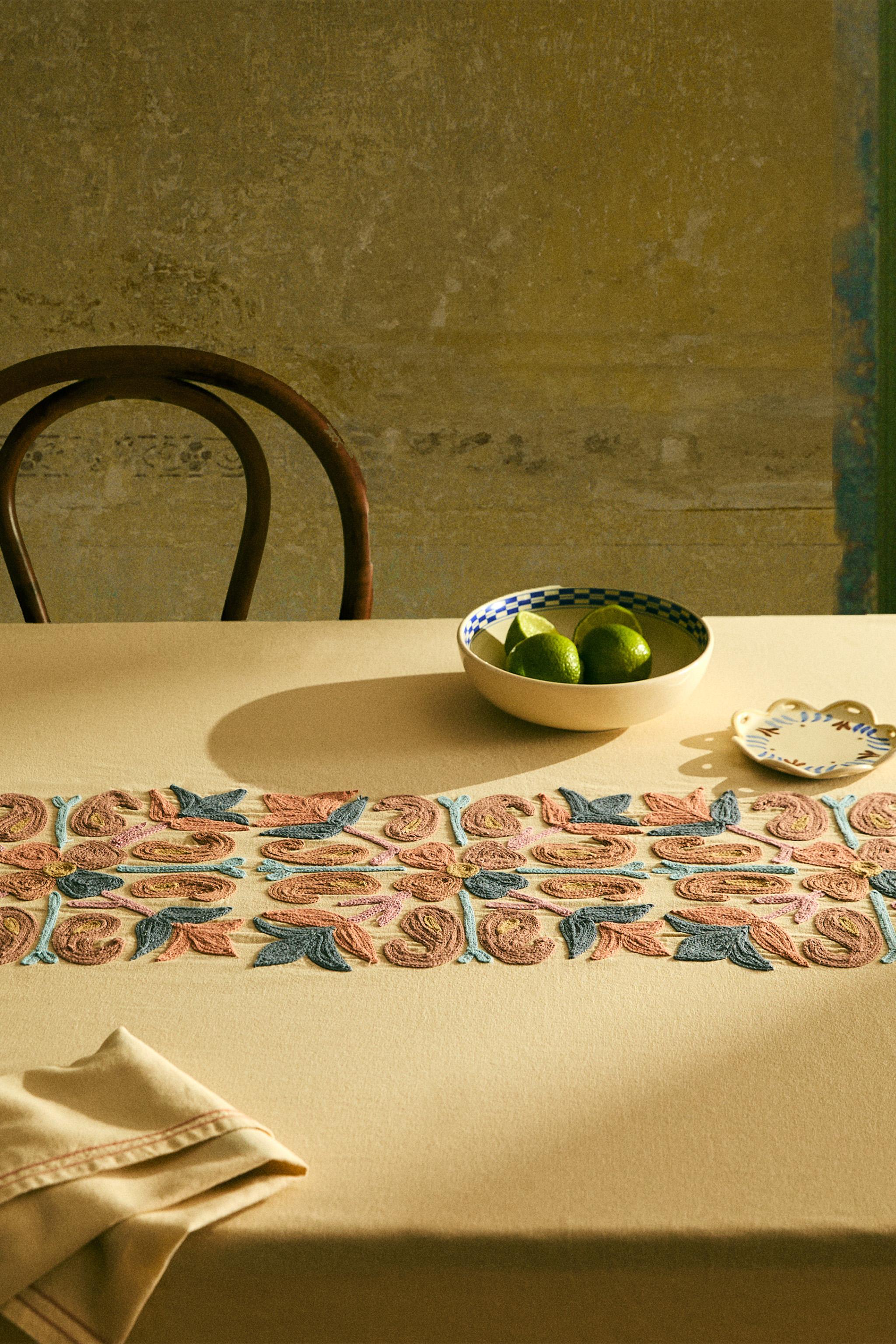 EMBROIDERED COTTON TABLECLOTH