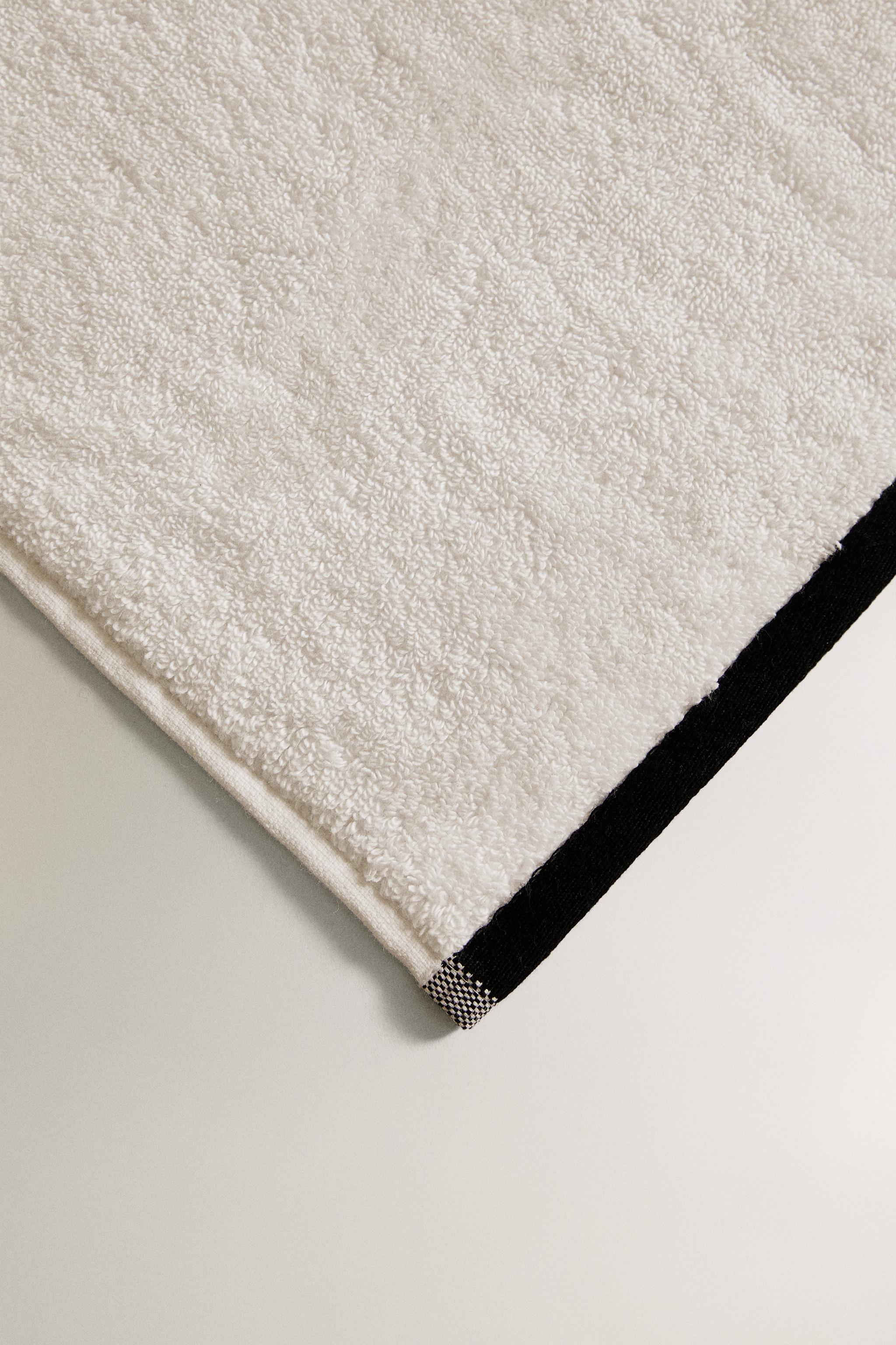 BATH TOWEL WITH CONTRAST BORDER