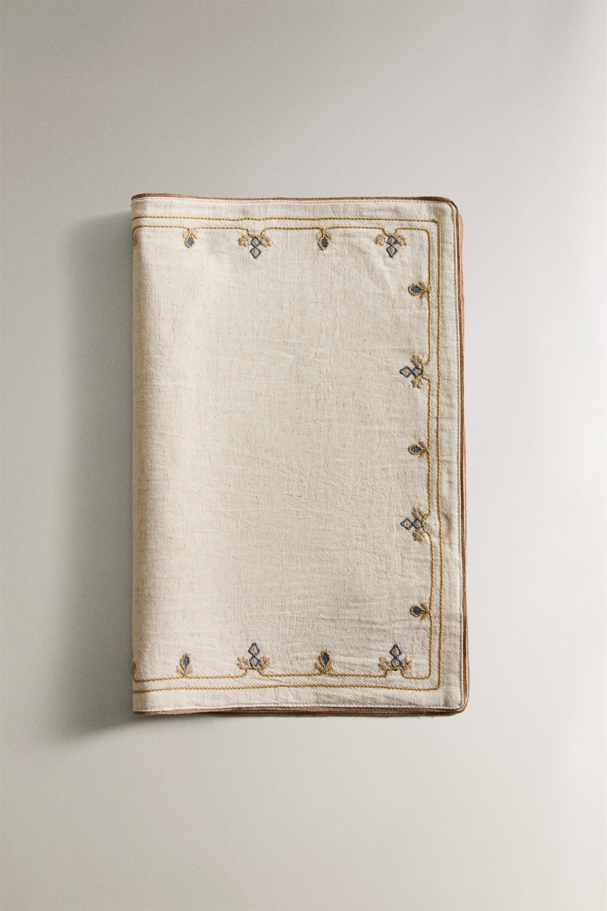 PLACEMAT WITH PLANTS EMBROIDERY