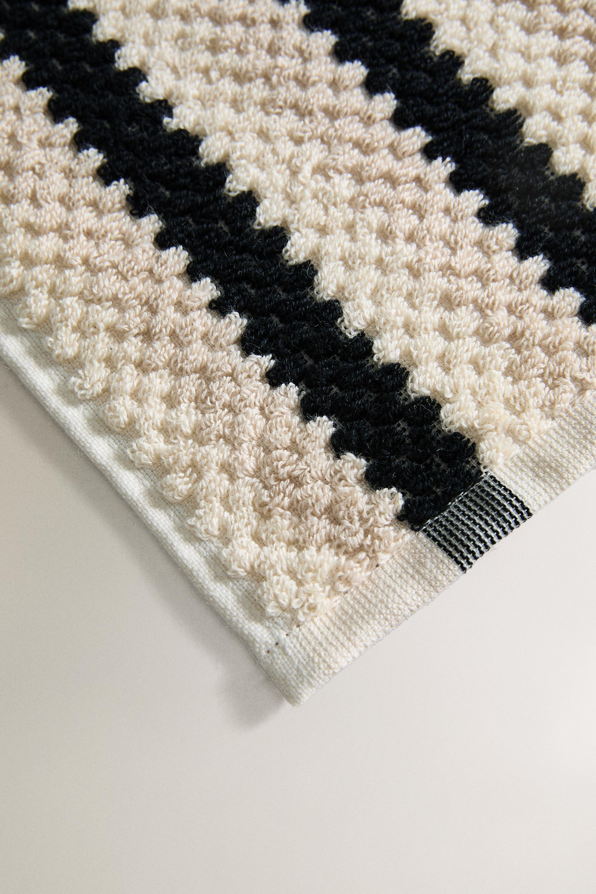 GEOMETRIC JACQUARD BATH TOWEL