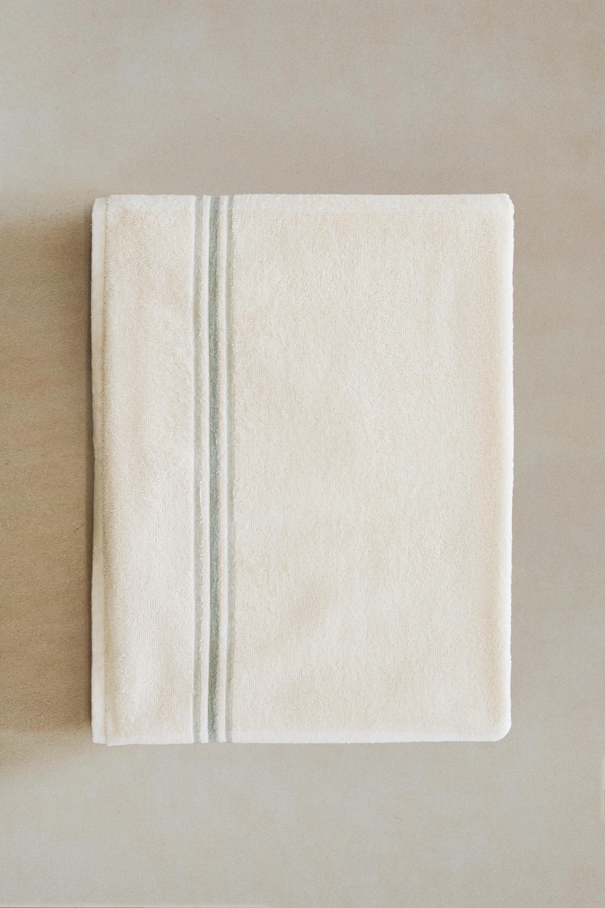 BATH TOWEL WITH COLORED BORDER