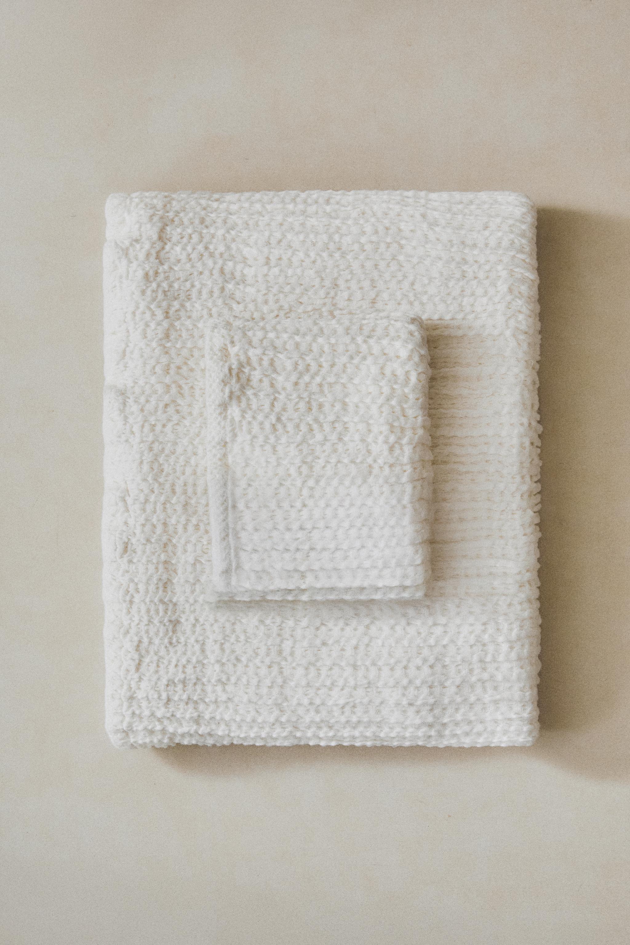 WAFFLE-KNIT BATH TOWEL WITH PLAIN BORDER