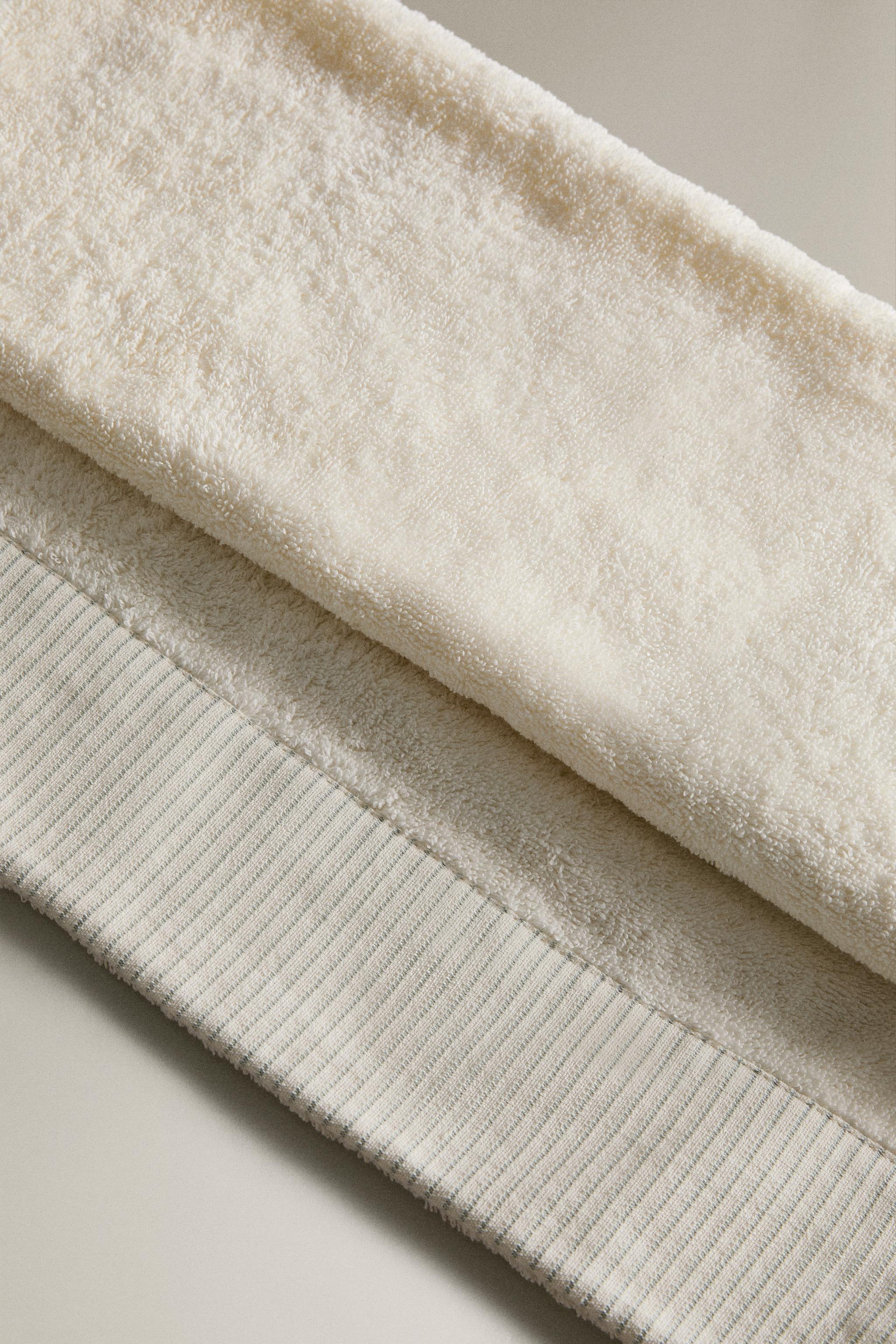 BATH TOWEL WITH STRIPED BORDER