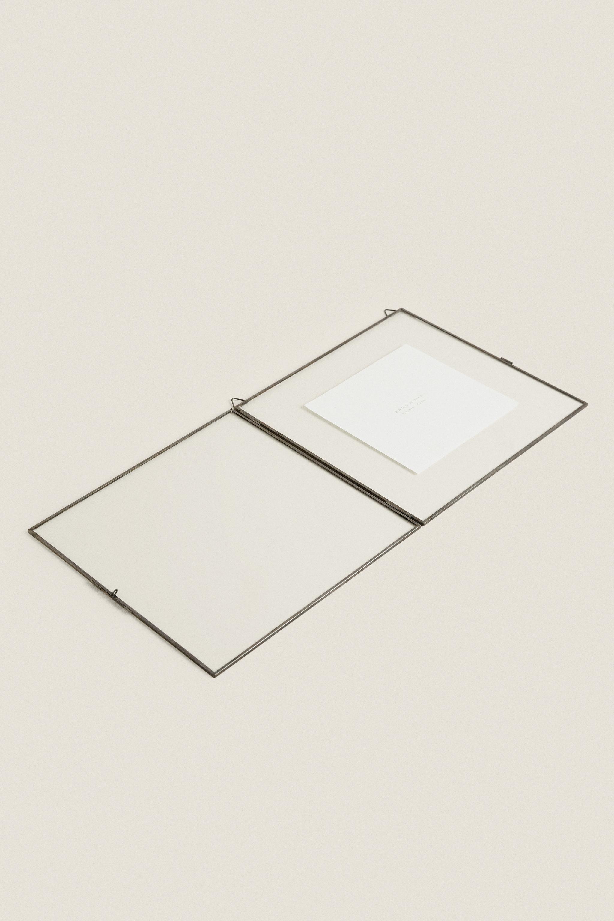 PICTURE FRAME WITH BLACK RIM