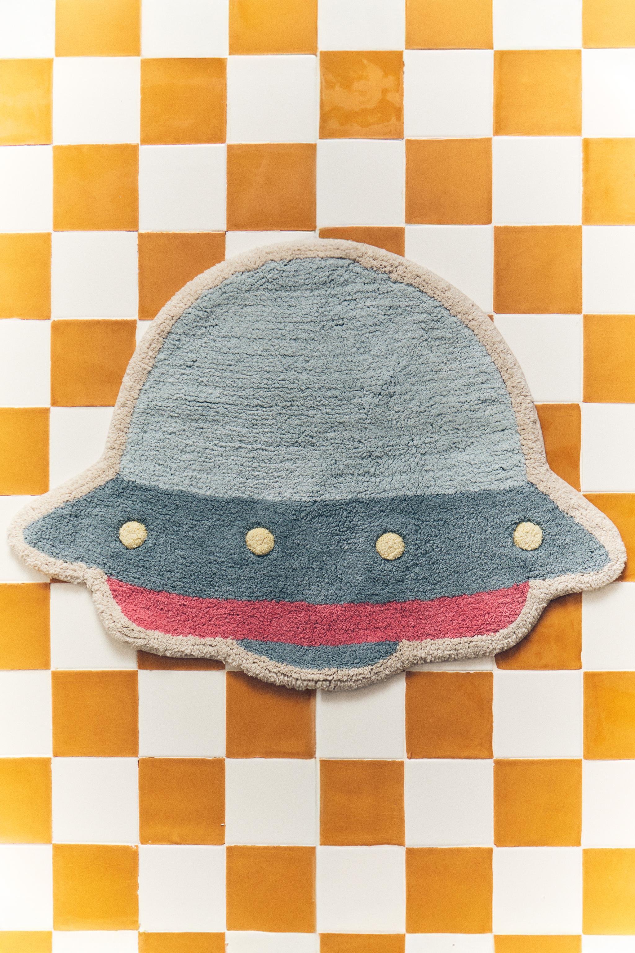 CHILDREN'S FLYING SAUCER BATH MAT