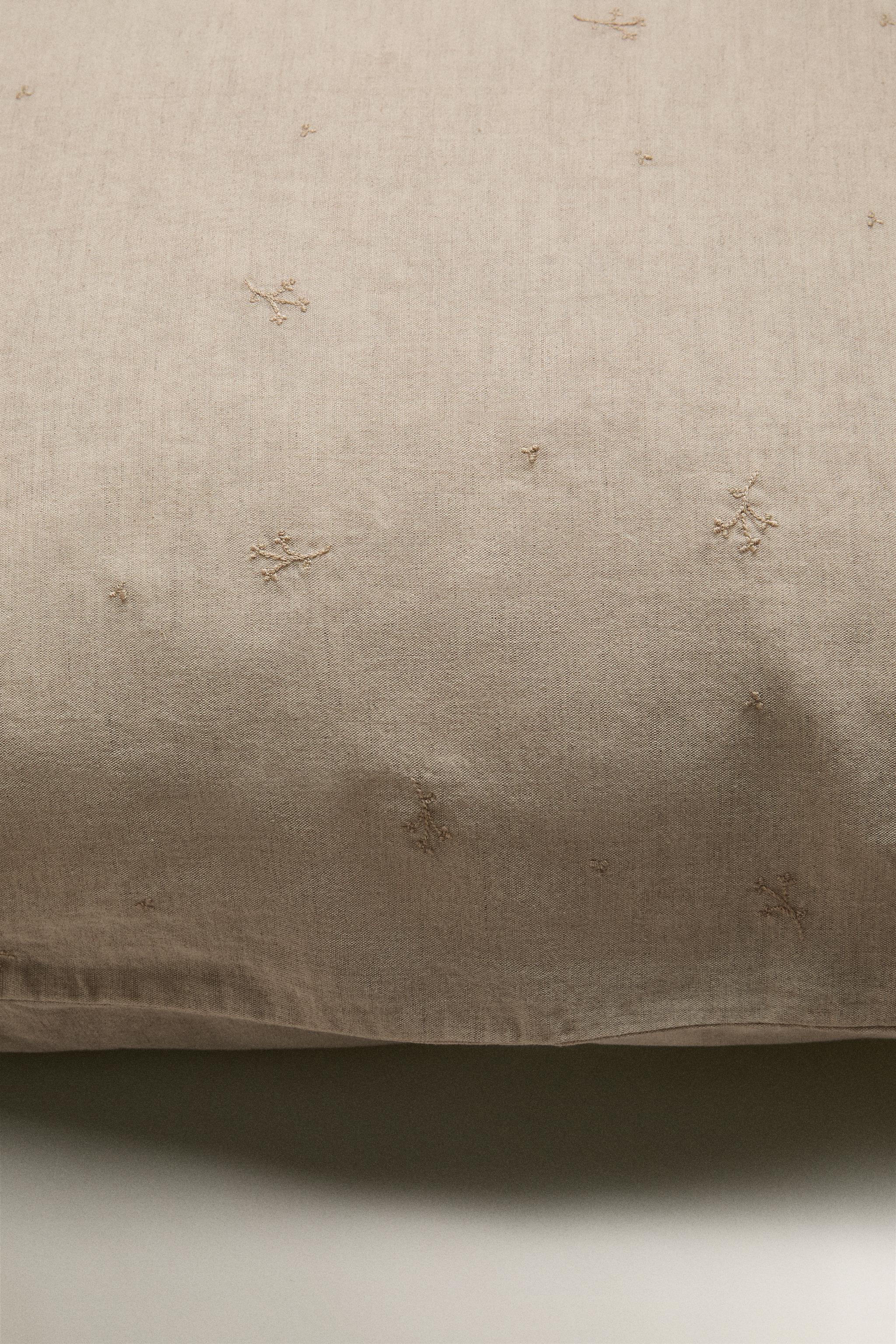 CHILDREN'S LINEN PILLOWCASE WITH FLORAL EMBROIDERY