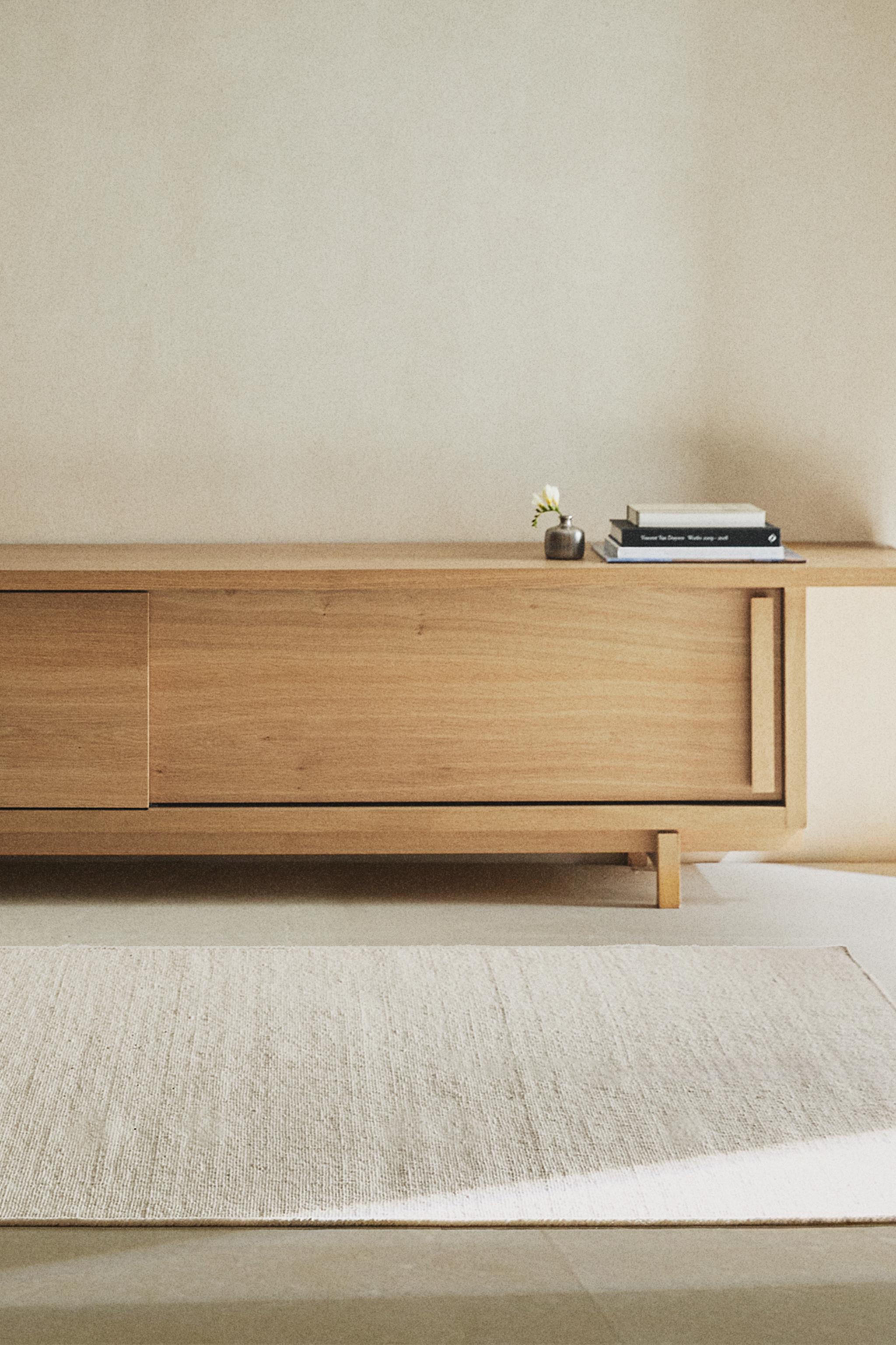 WOOL AREA RUG WITH SCALLOPED LINES