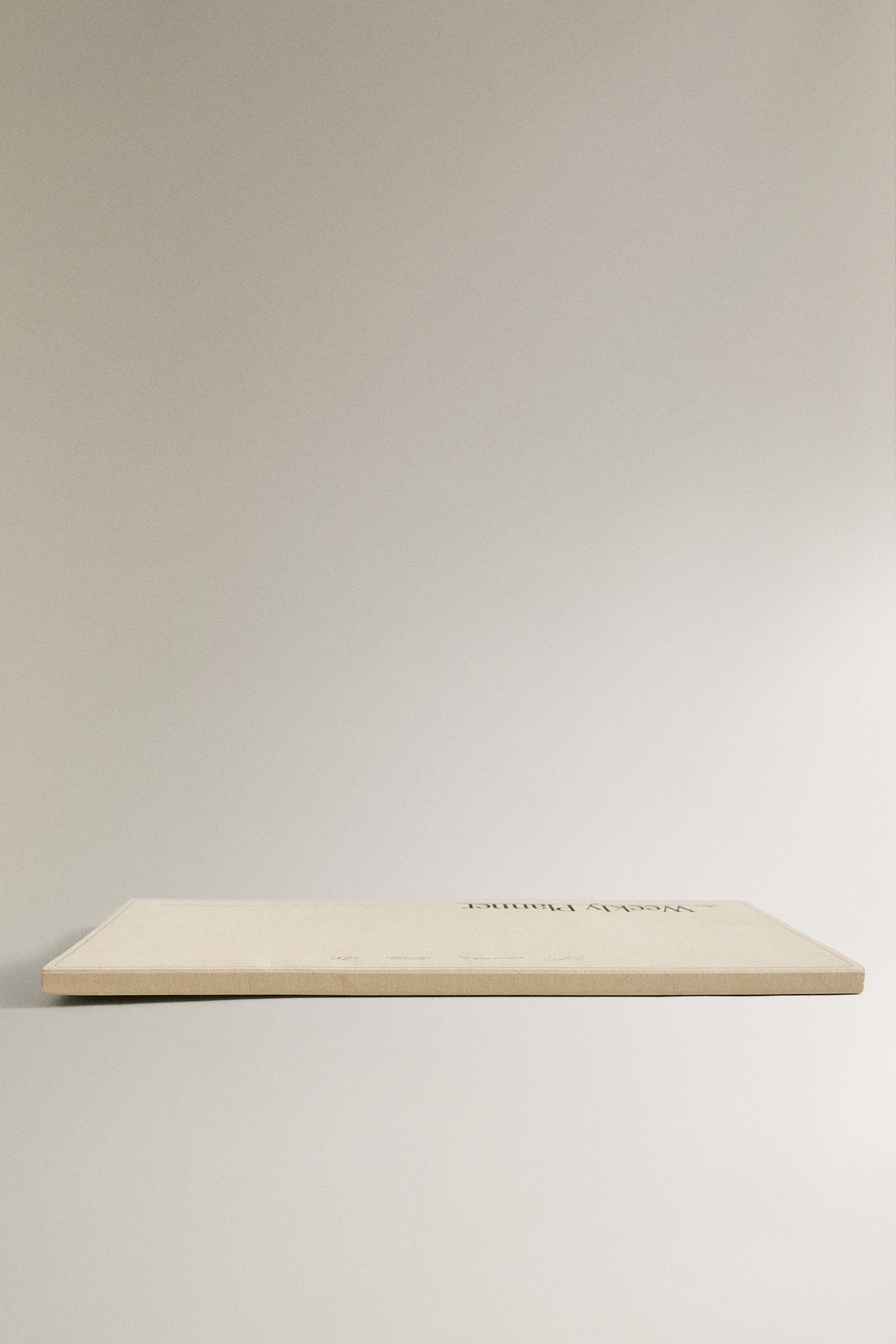 WEEKLY PLANNER WITH GOLD RIMS