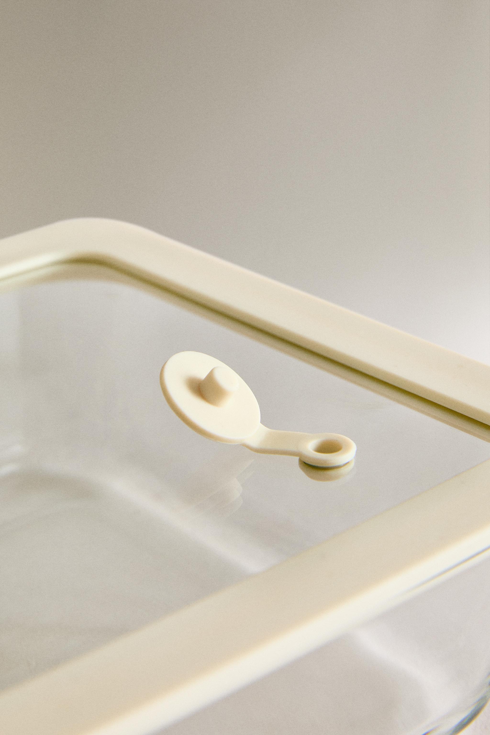 47.34 oz AIRTIGHT FOOD CONTAINER