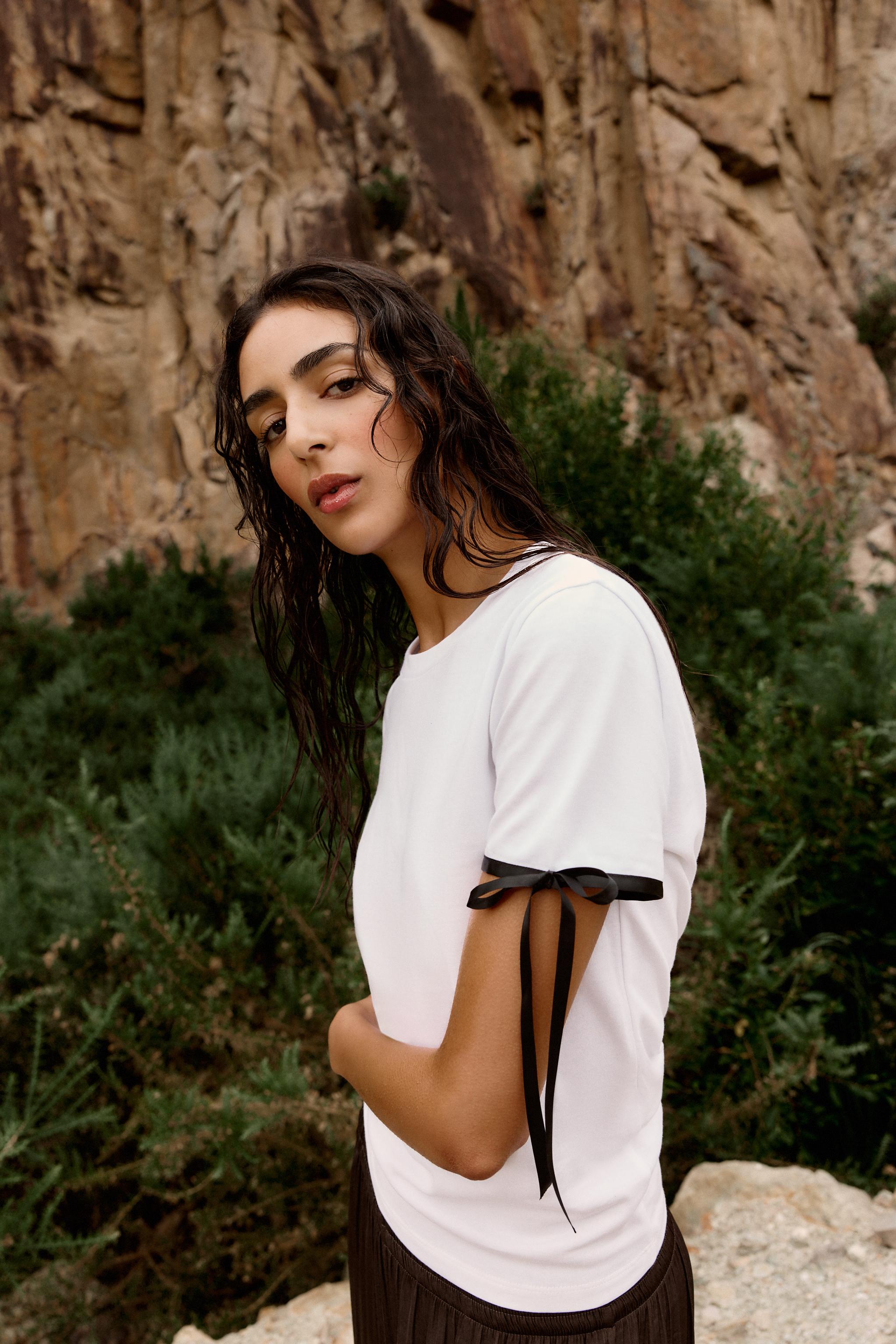 CONTRAST BOW T-SHIRT