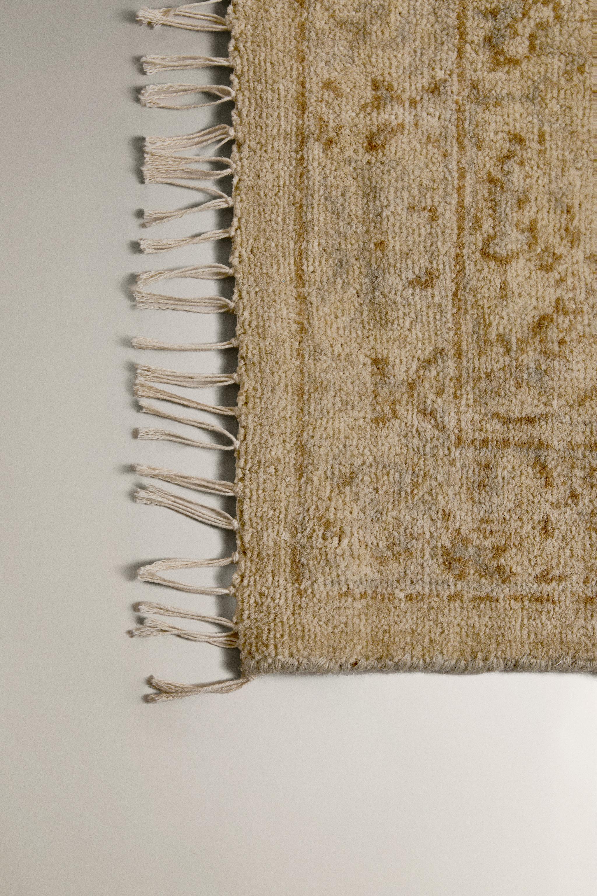 WOOL AREA RUG WITH A FLORAL PRINT