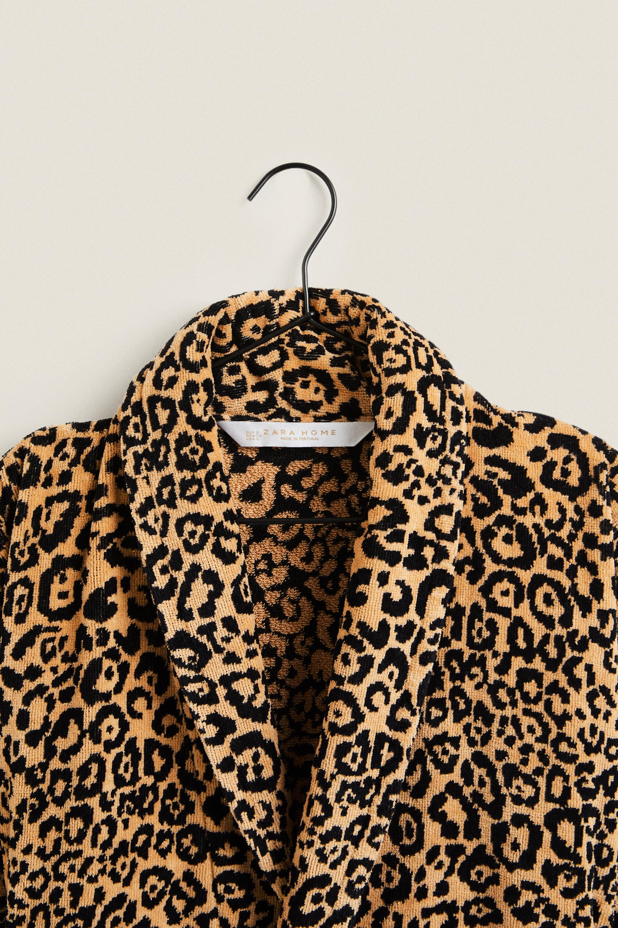 ANIMAL PRINT JACQUARD BATHROBE (400 GXM²)
