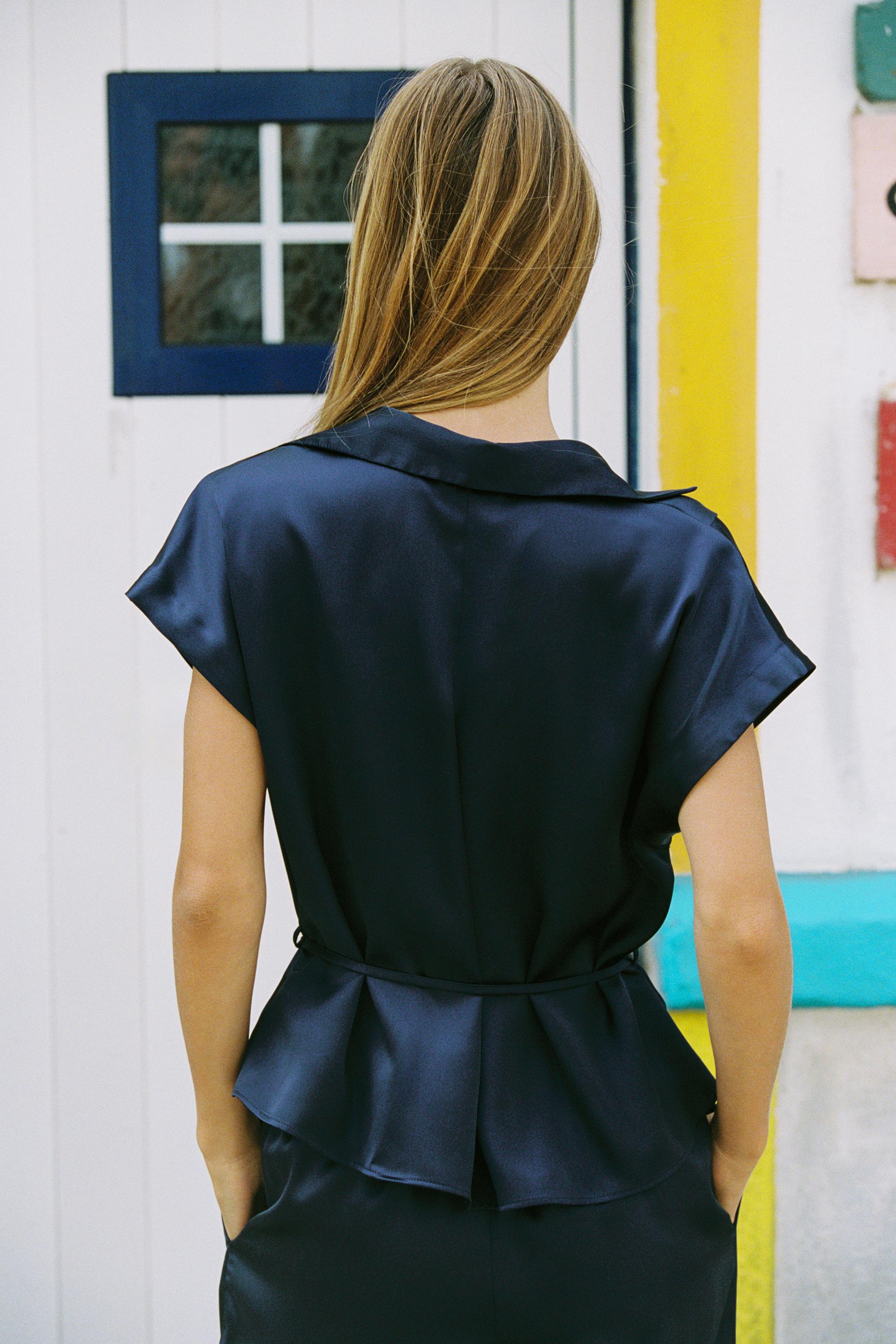 BELTED SATIN EFFECT SHIRT