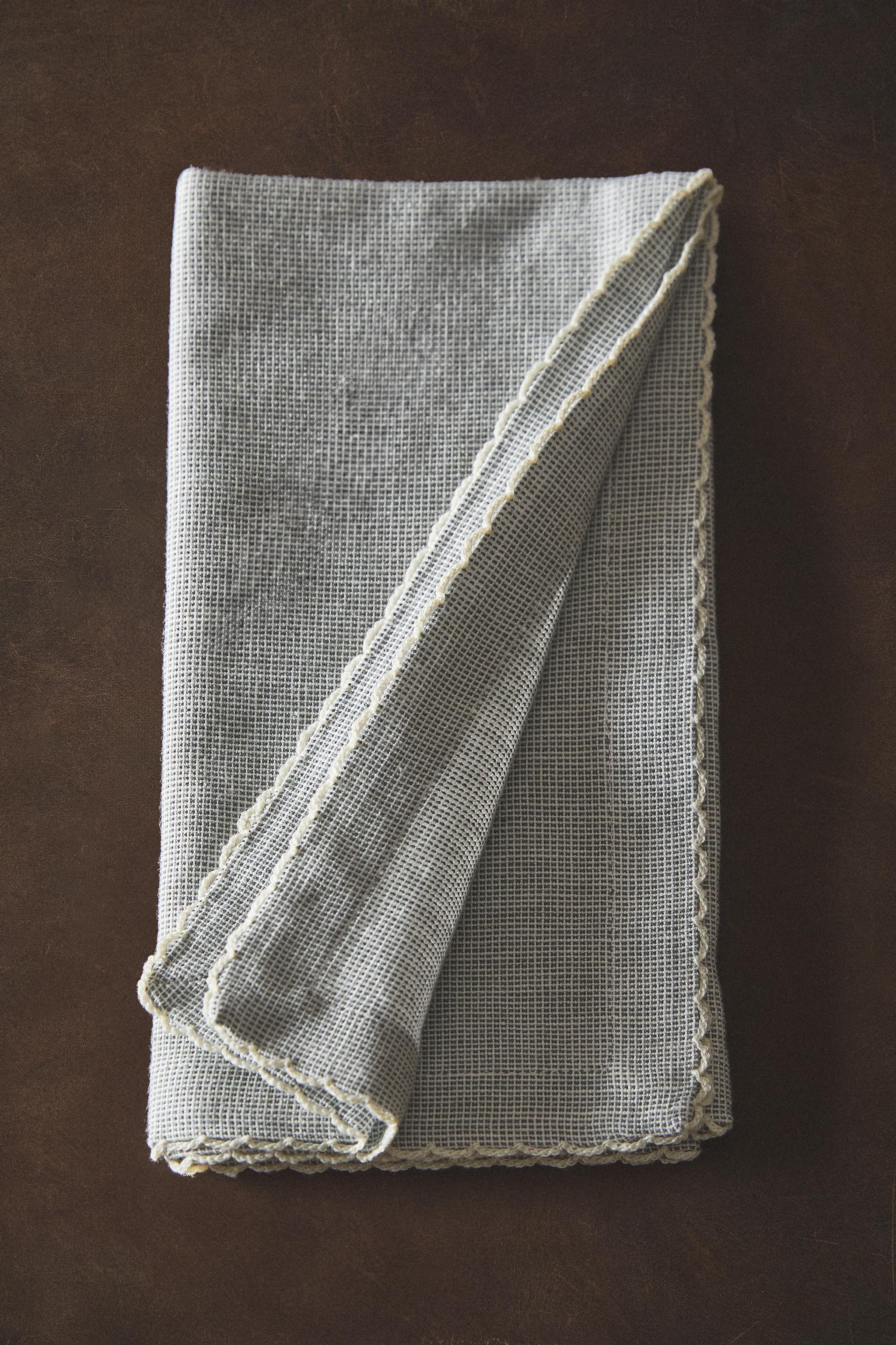 SET OF SCALLOPED NAPKINS (SET OF 2)