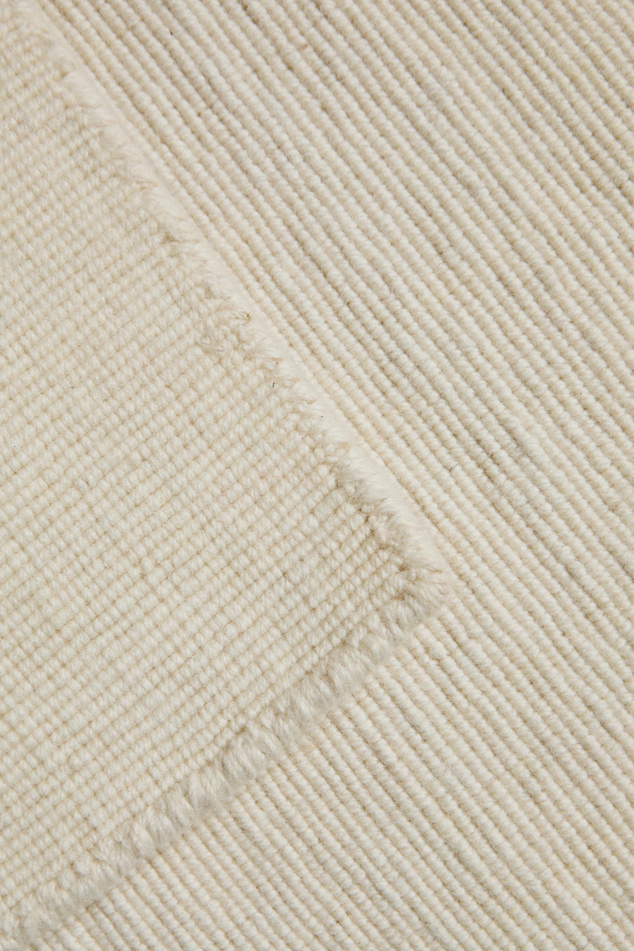 WOOL AREA RUG WITH SCALLOPED LINES