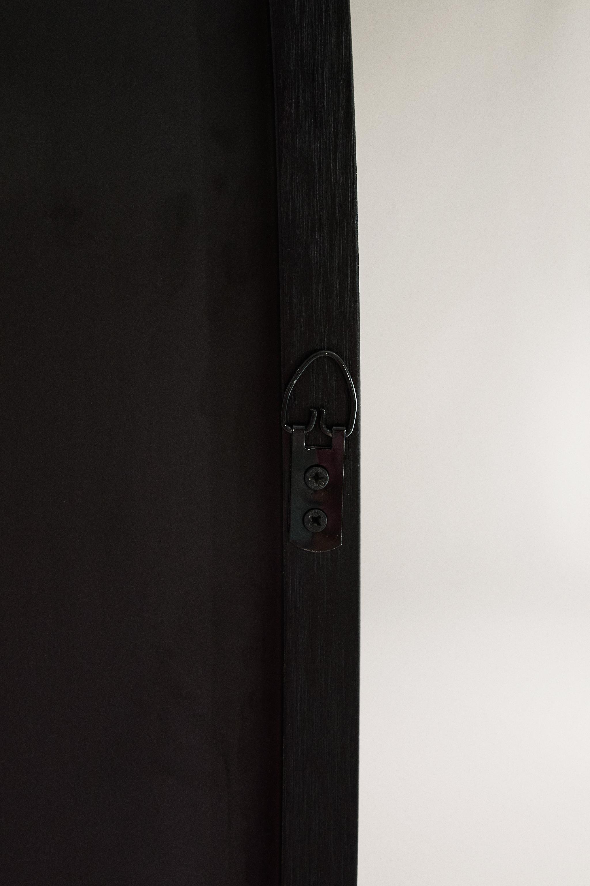 IRREGULAR-SHAPED MIRROR