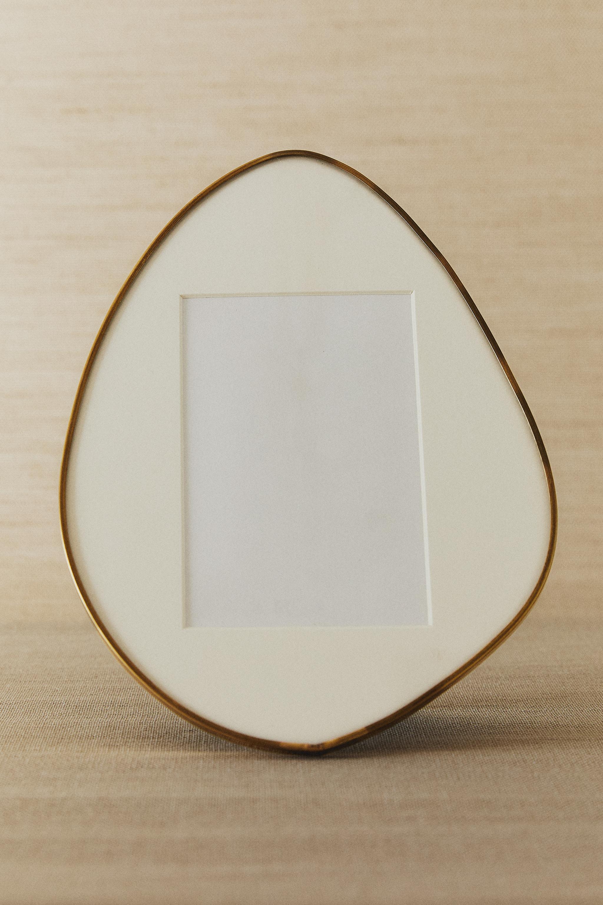 IRREGULAR-SHAPED PICTURE FRAME