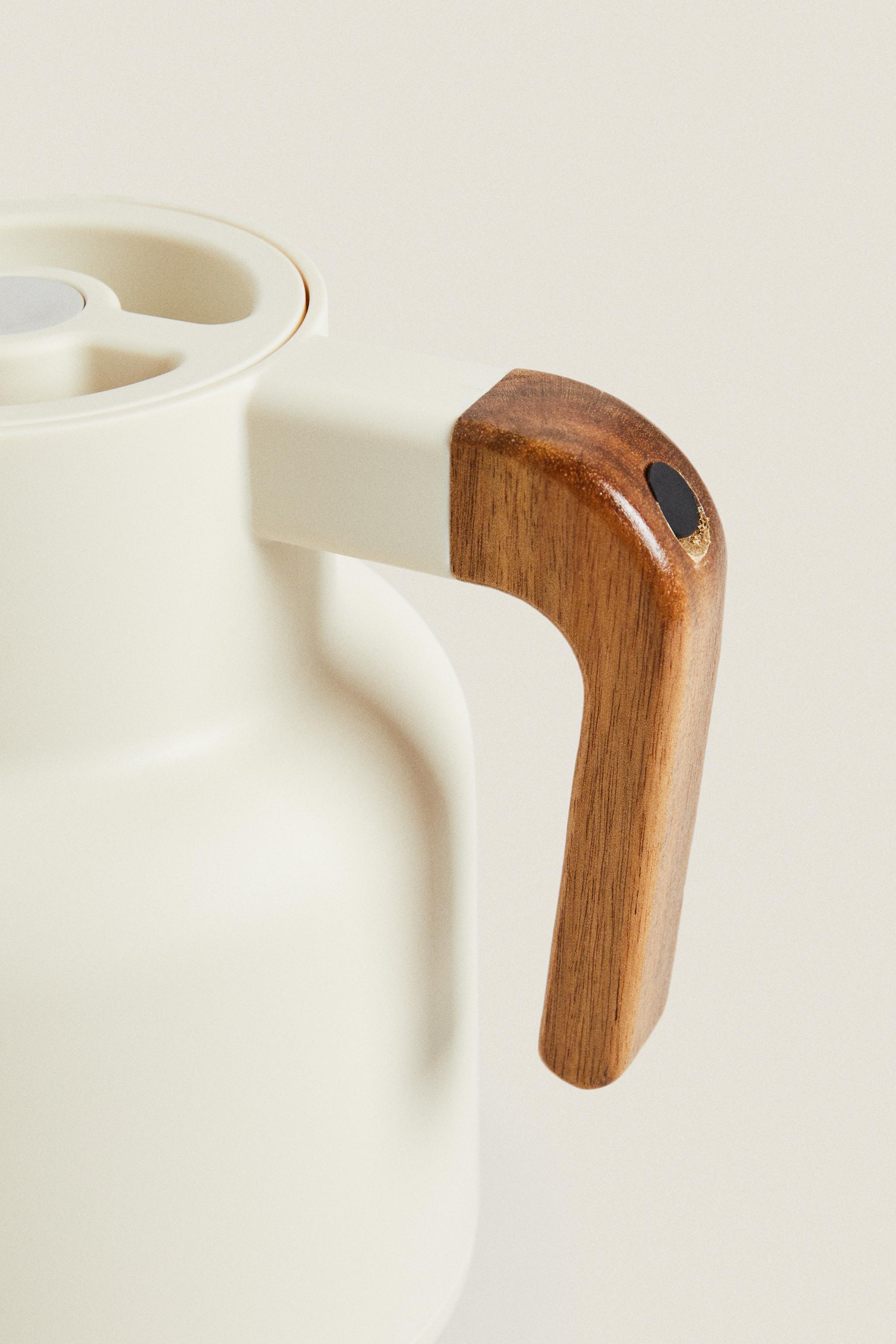 THERMAL PITCHER WITH AN ACACIA HANDLE