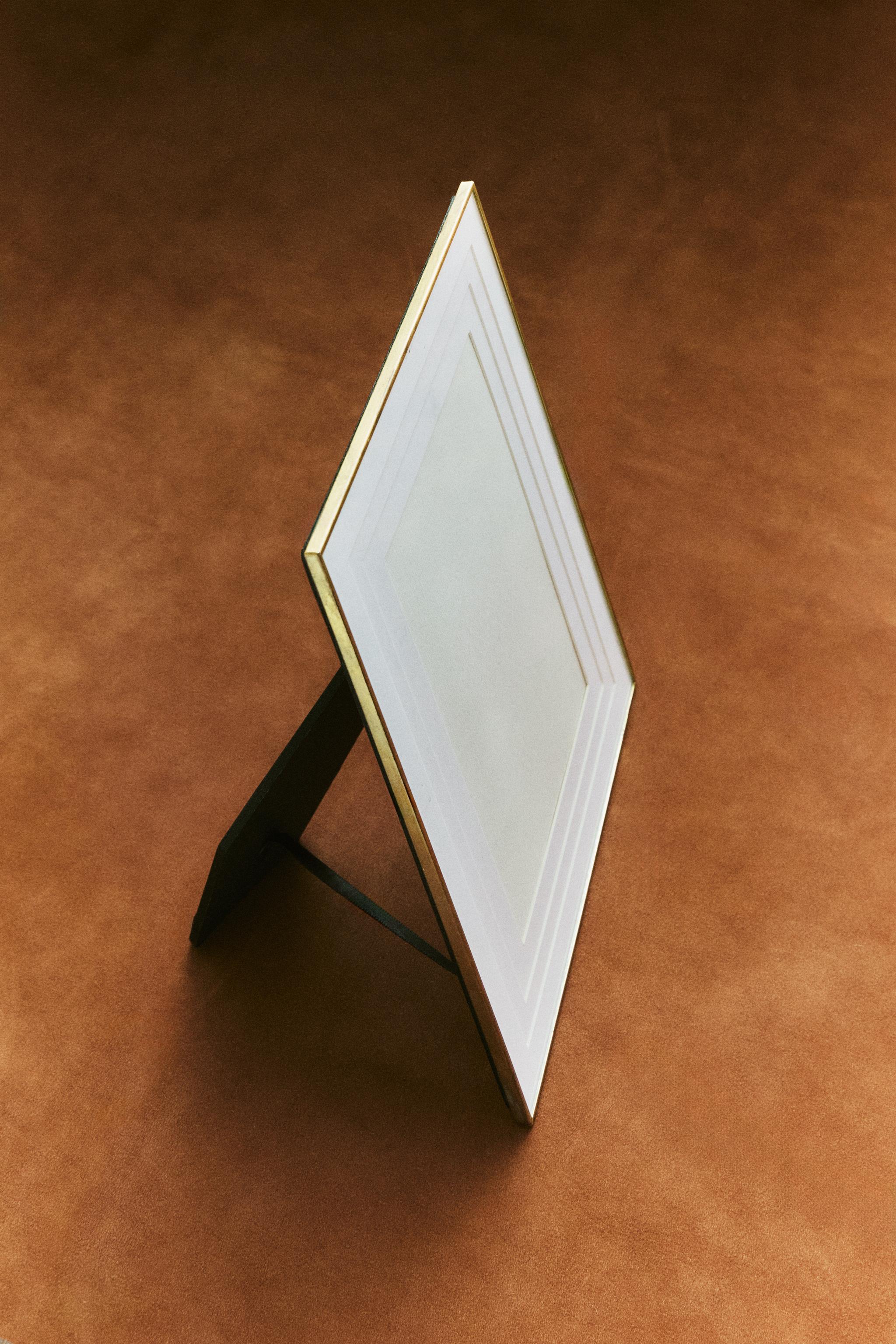 THIN METAL PICTURE FRAME