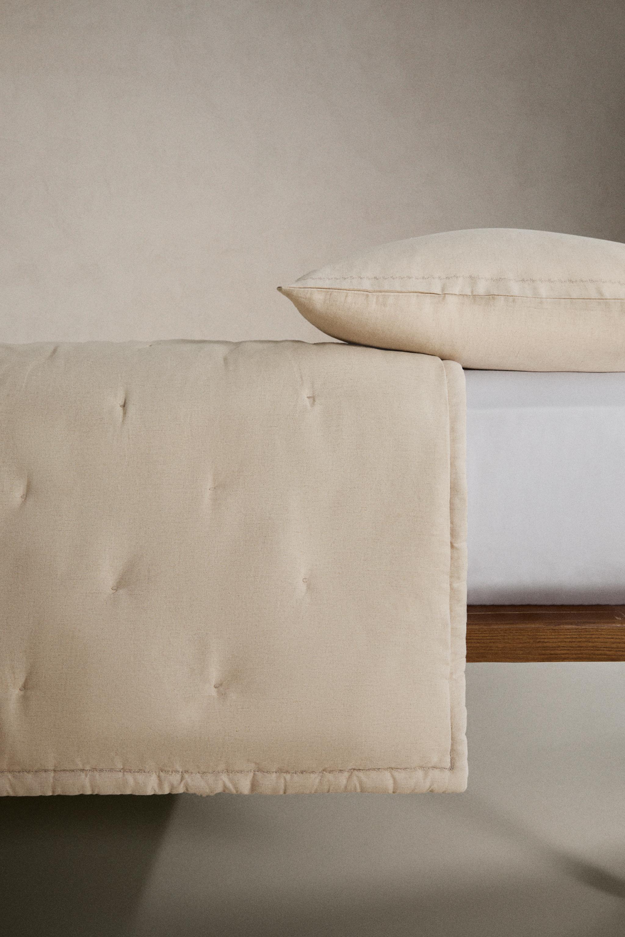 QUILTED DOTTED LINEN QUILT