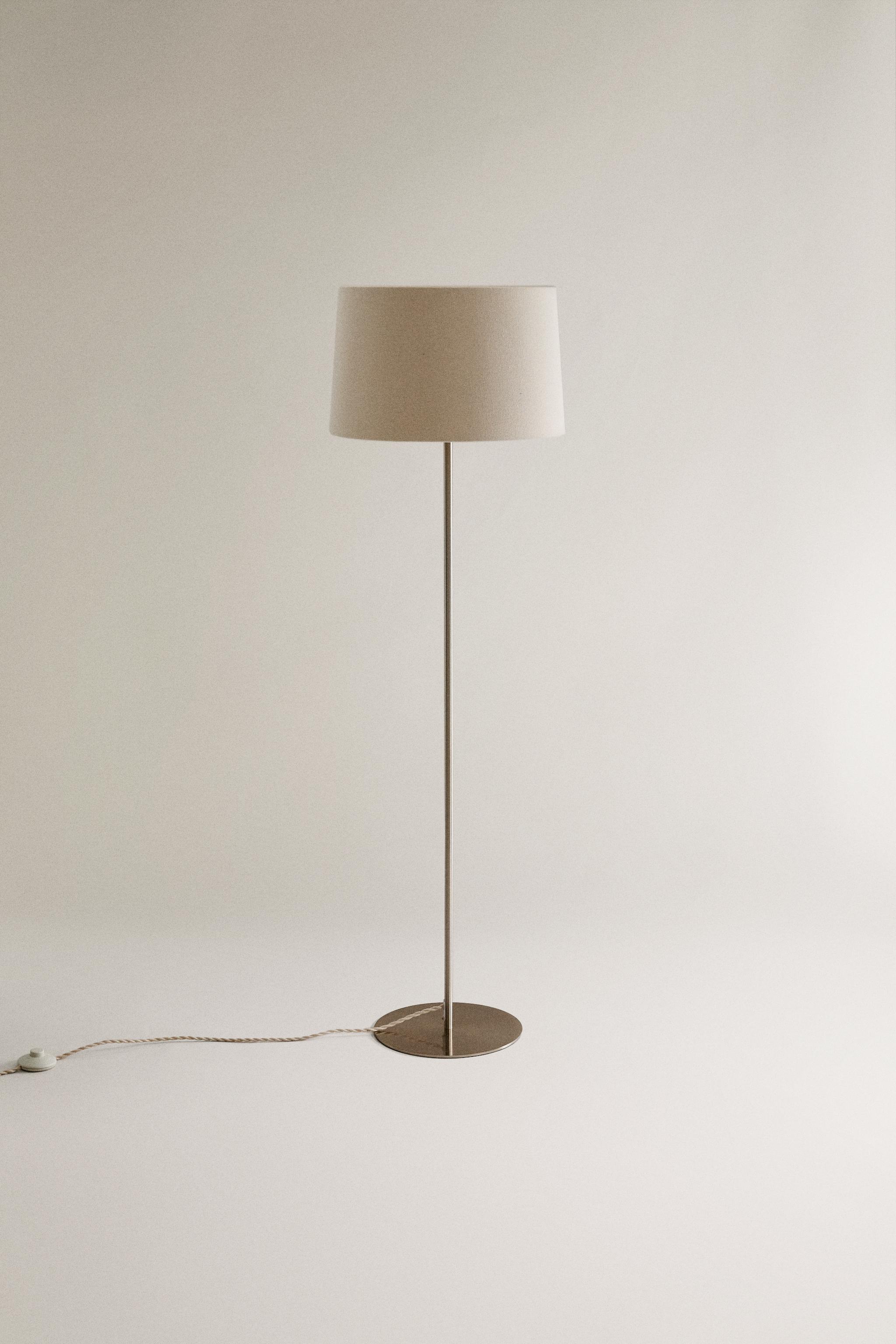 EXTENDABLE METAL FLOOR LAMP
