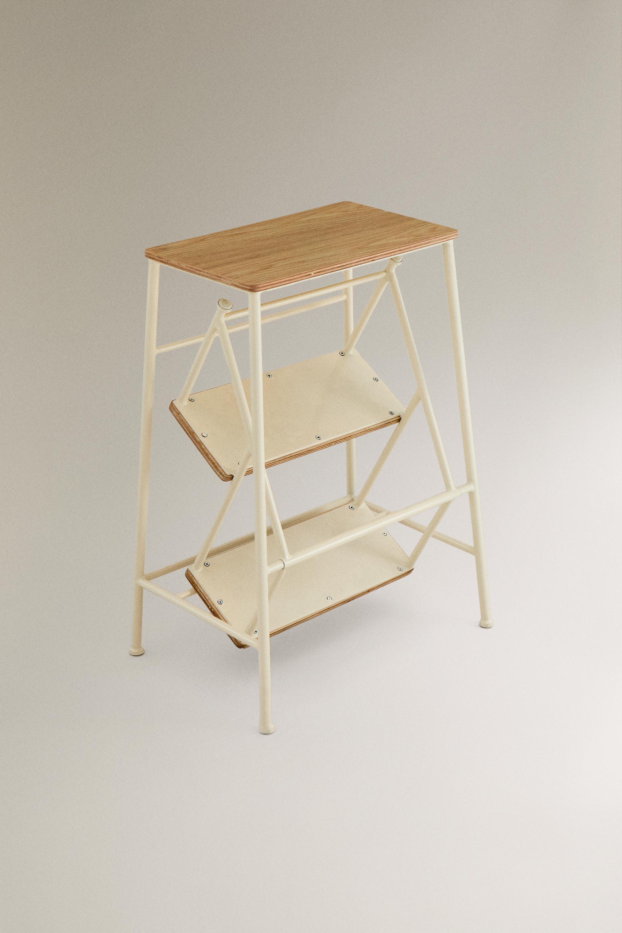 THREE-STEP LADDER STOOL