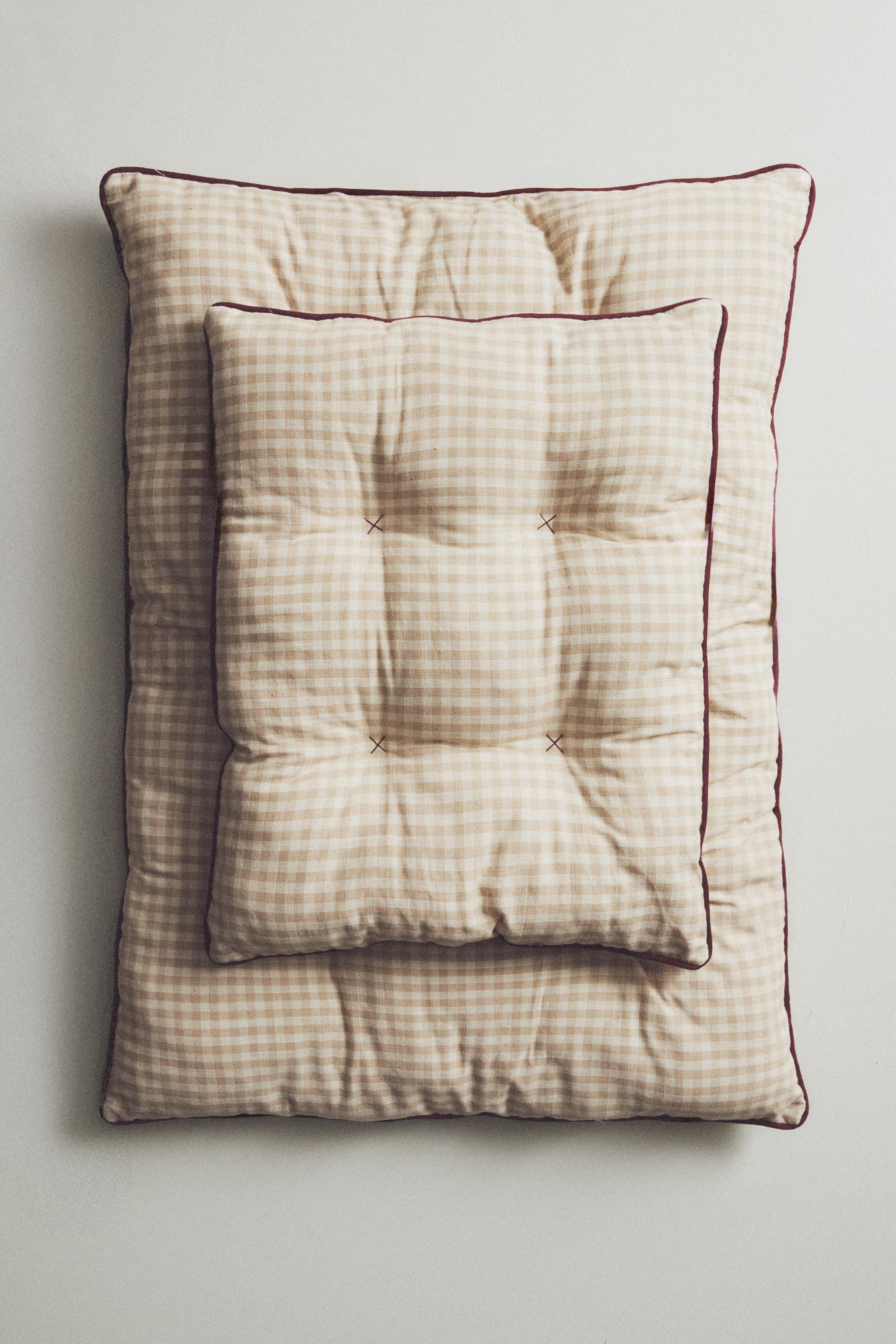 CHECKED PET FLOOR CUSHION WITH PIPING