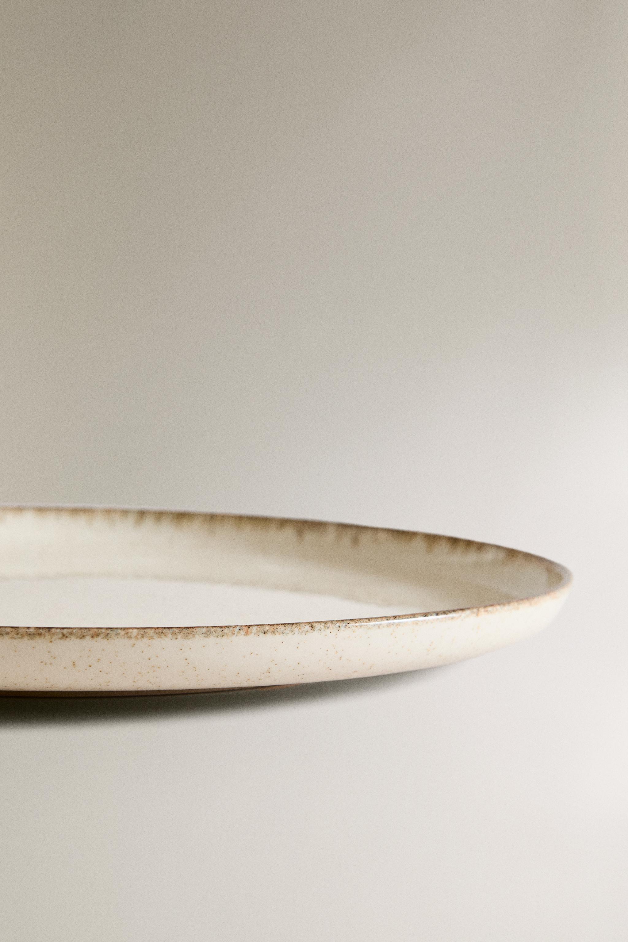 PORCELAIN DINNER PLATE WITH ANTIQUE FINISH RIM