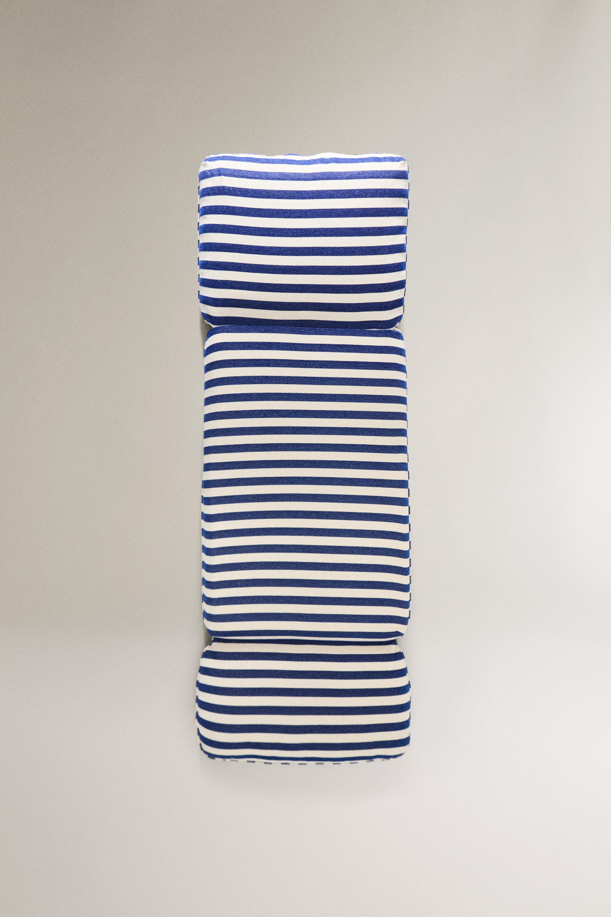 STRIPED FOLDING LOUNGE CHAIR