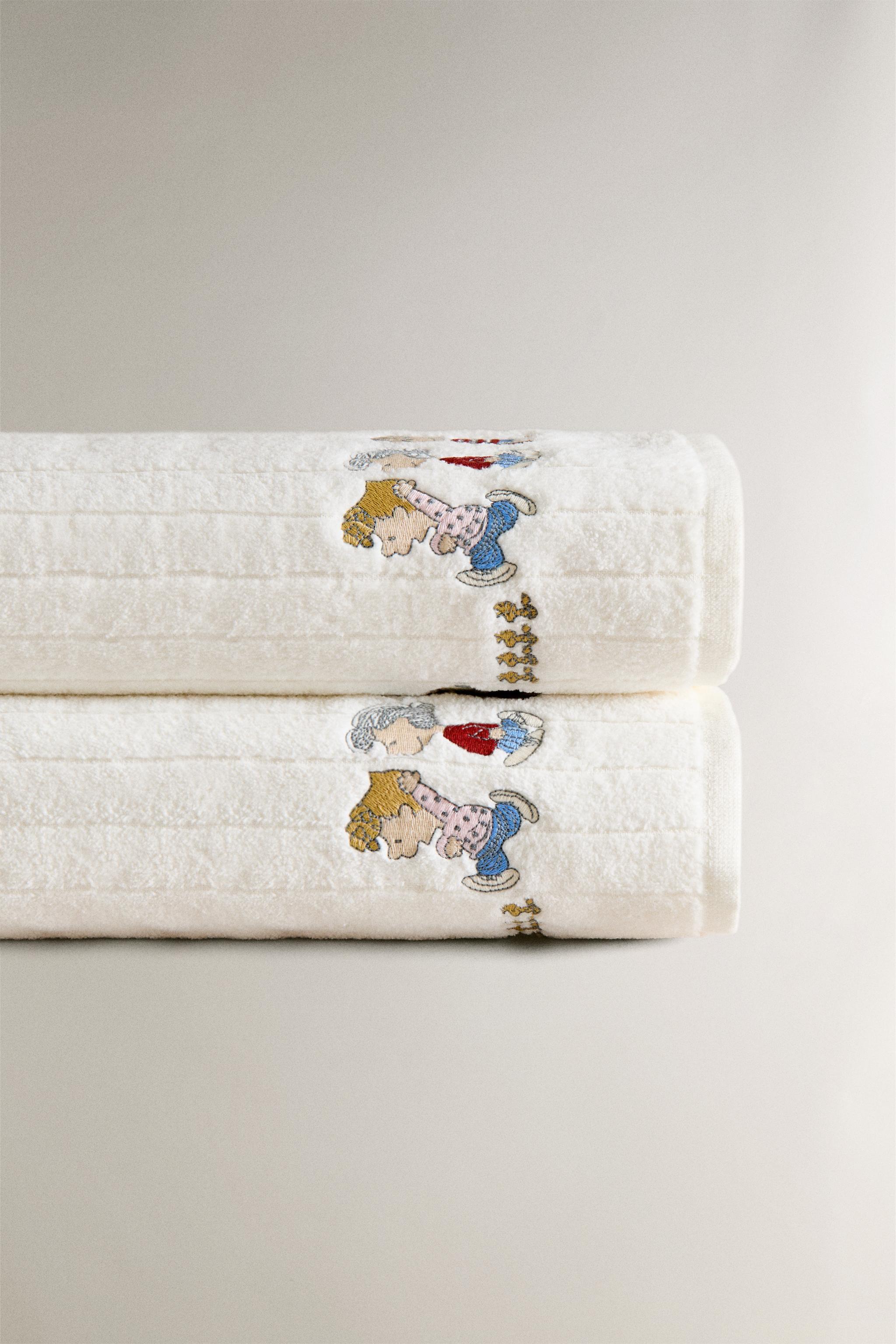 CHILDREN’S VELOUR PEANUTS™ BATH TOWEL