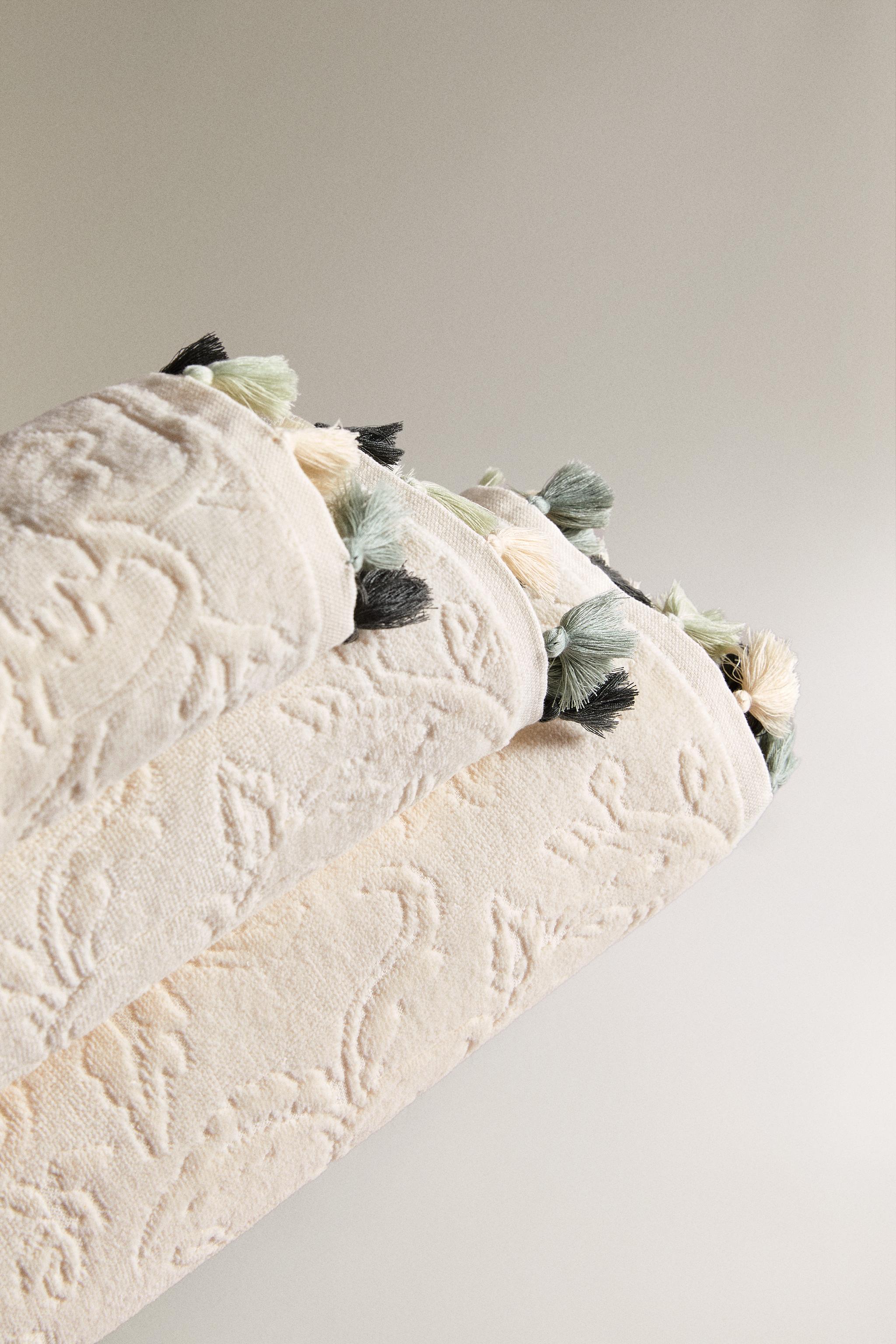 JACQUARD POMPOM BATH TOWEL