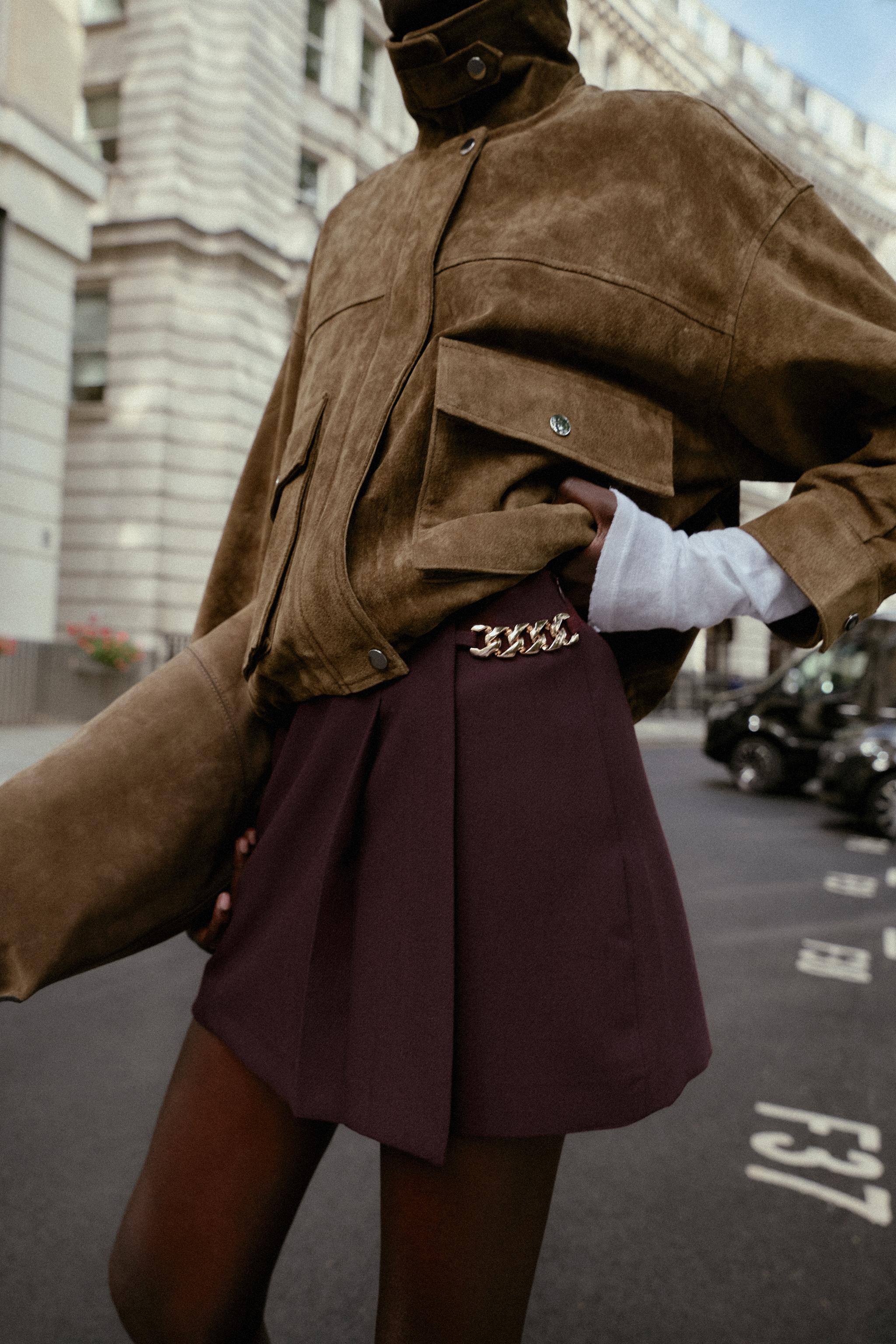 PLEATED CHAIN SHORTS